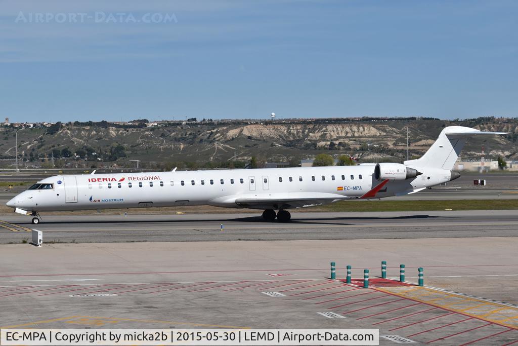 EC-MPA, 2017 Bombardier CRJ-1000ER NG (CL-600-2E25), c/n 19054, Taxiing