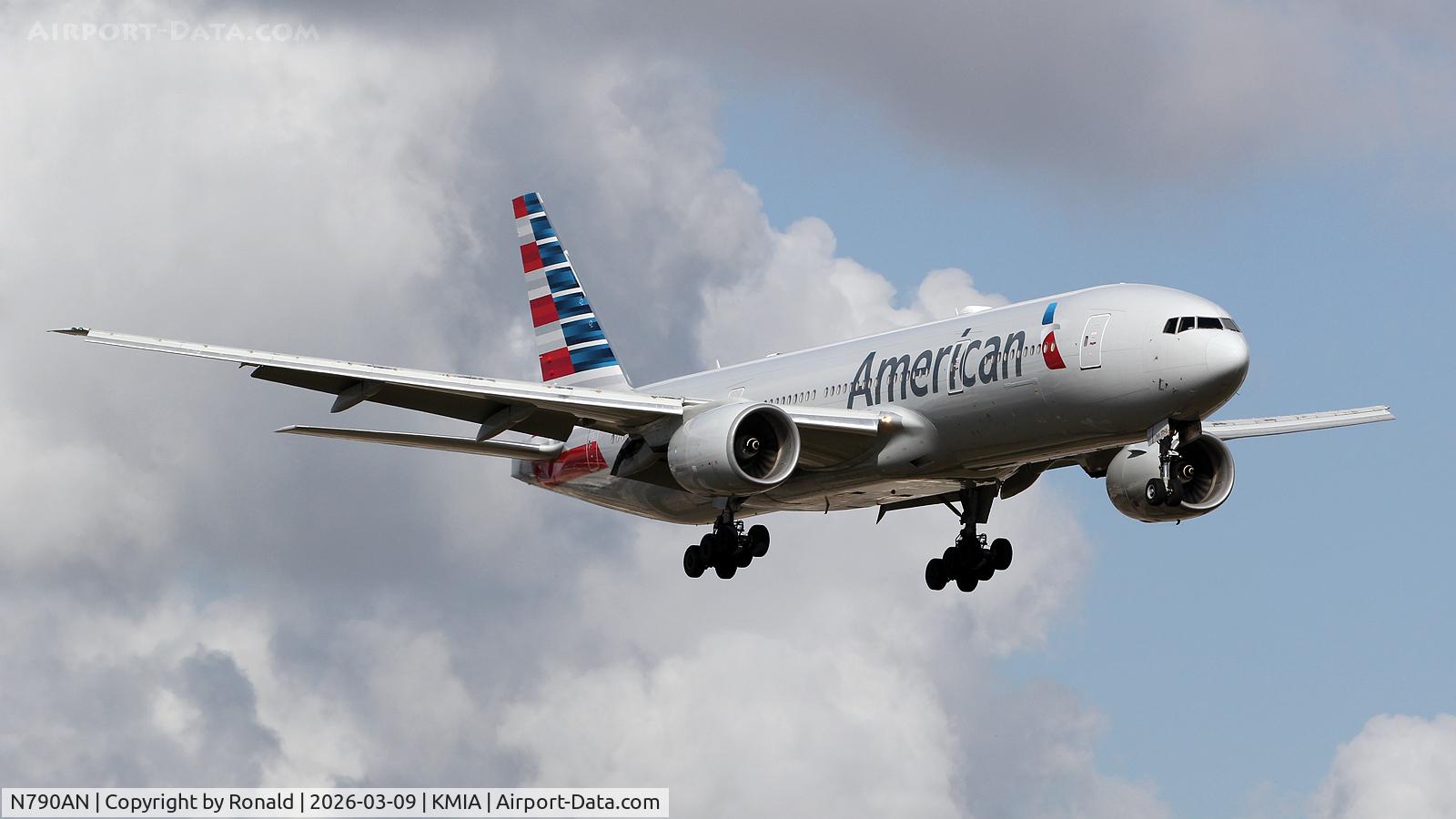 N790AN, 2000 Boeing 777-223, c/n 30251, at mia