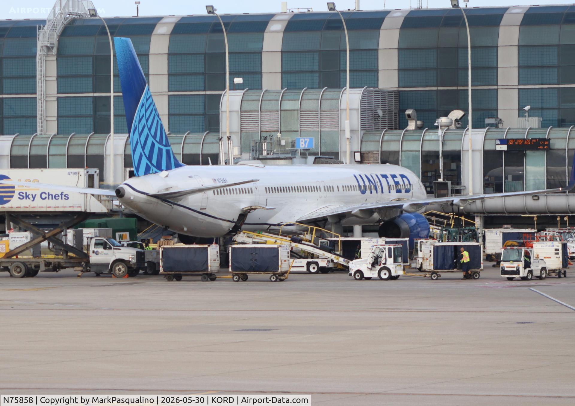 N75858, 2004 Boeing 757-324, c/n 32817, Boeing 757-324