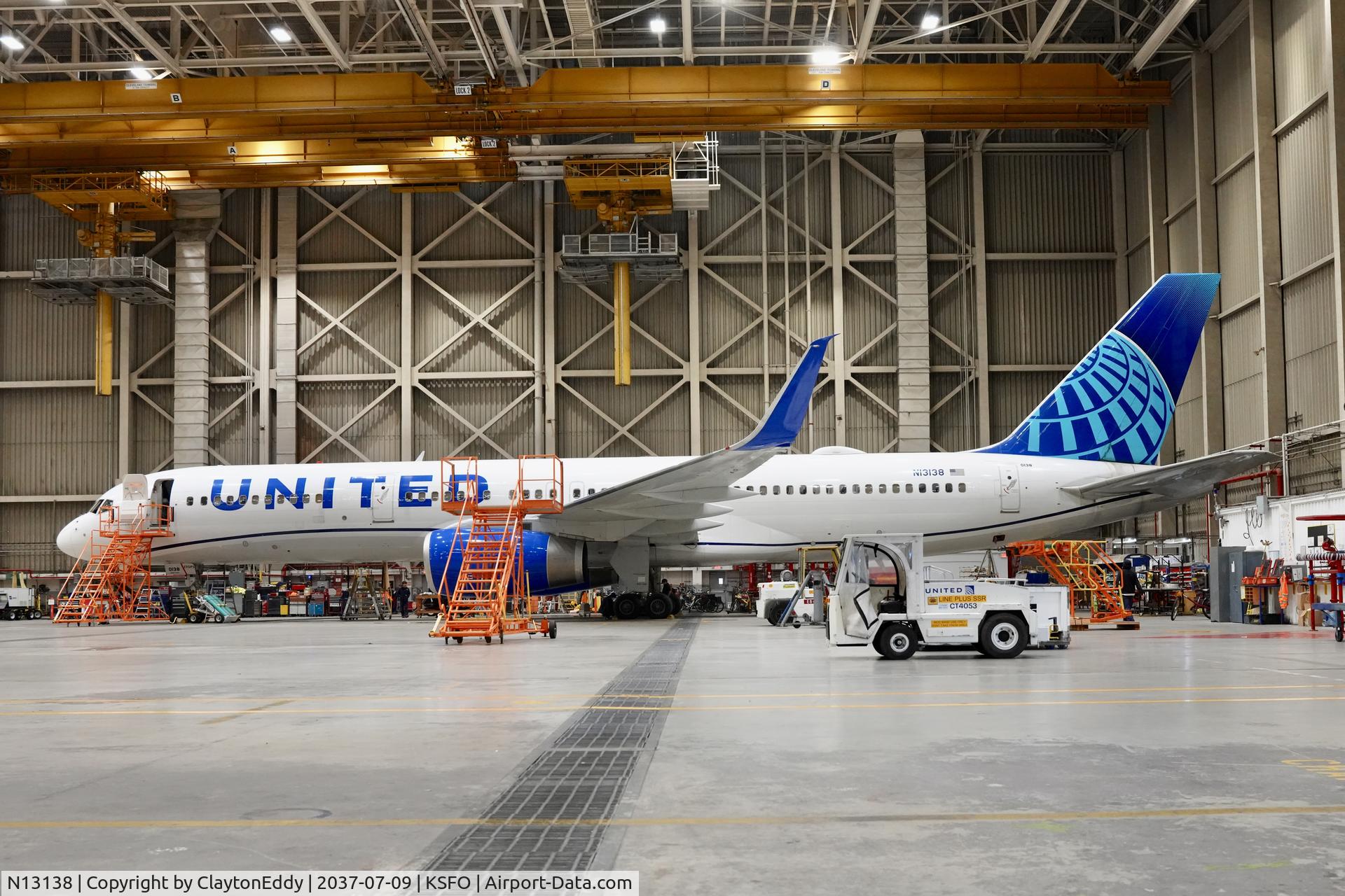 N13138, 1999 Boeing 757-224, c/n 30351, SFO 2026