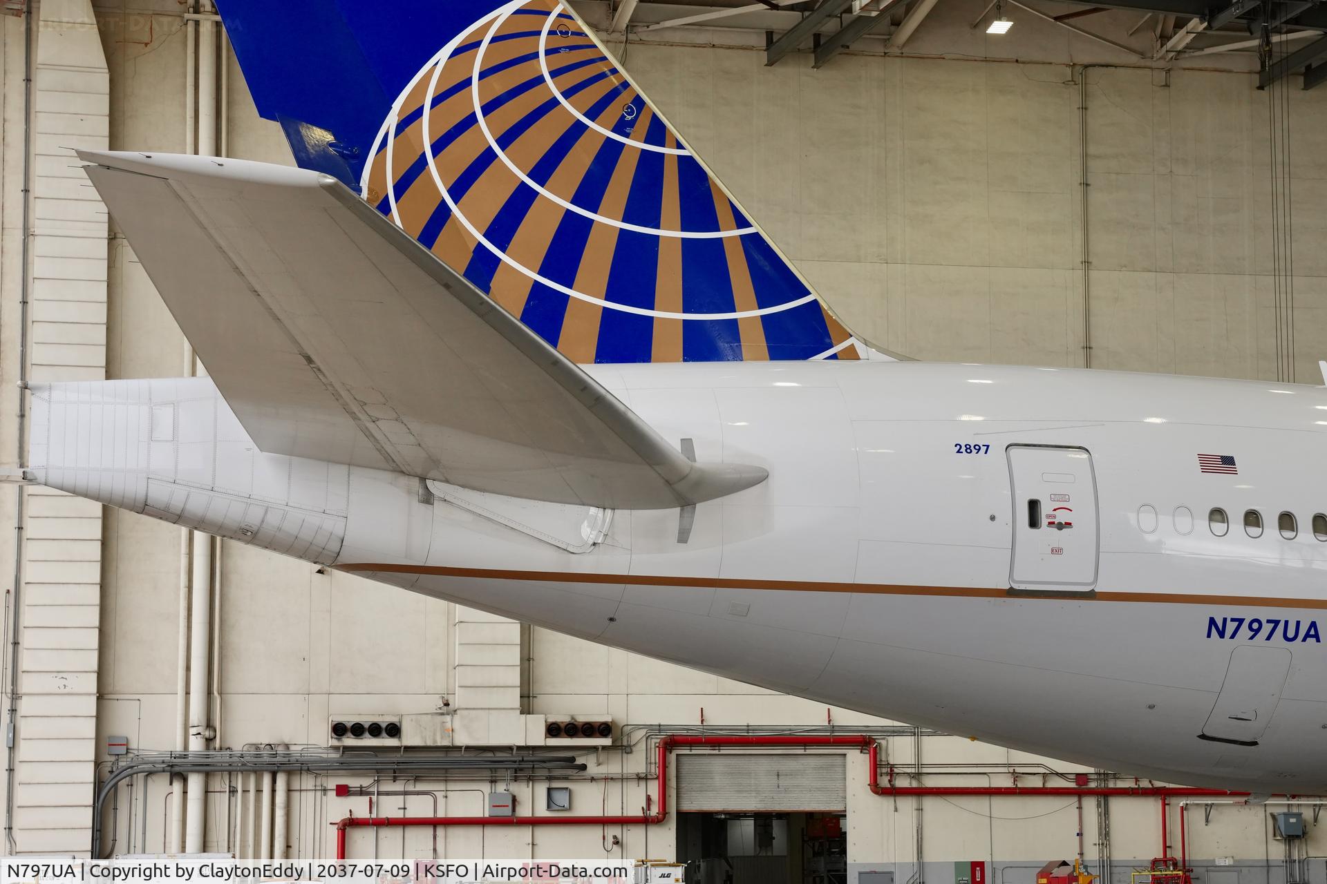 N797UA, 1998 Boeing 777-222, c/n 26924, SFO 2026