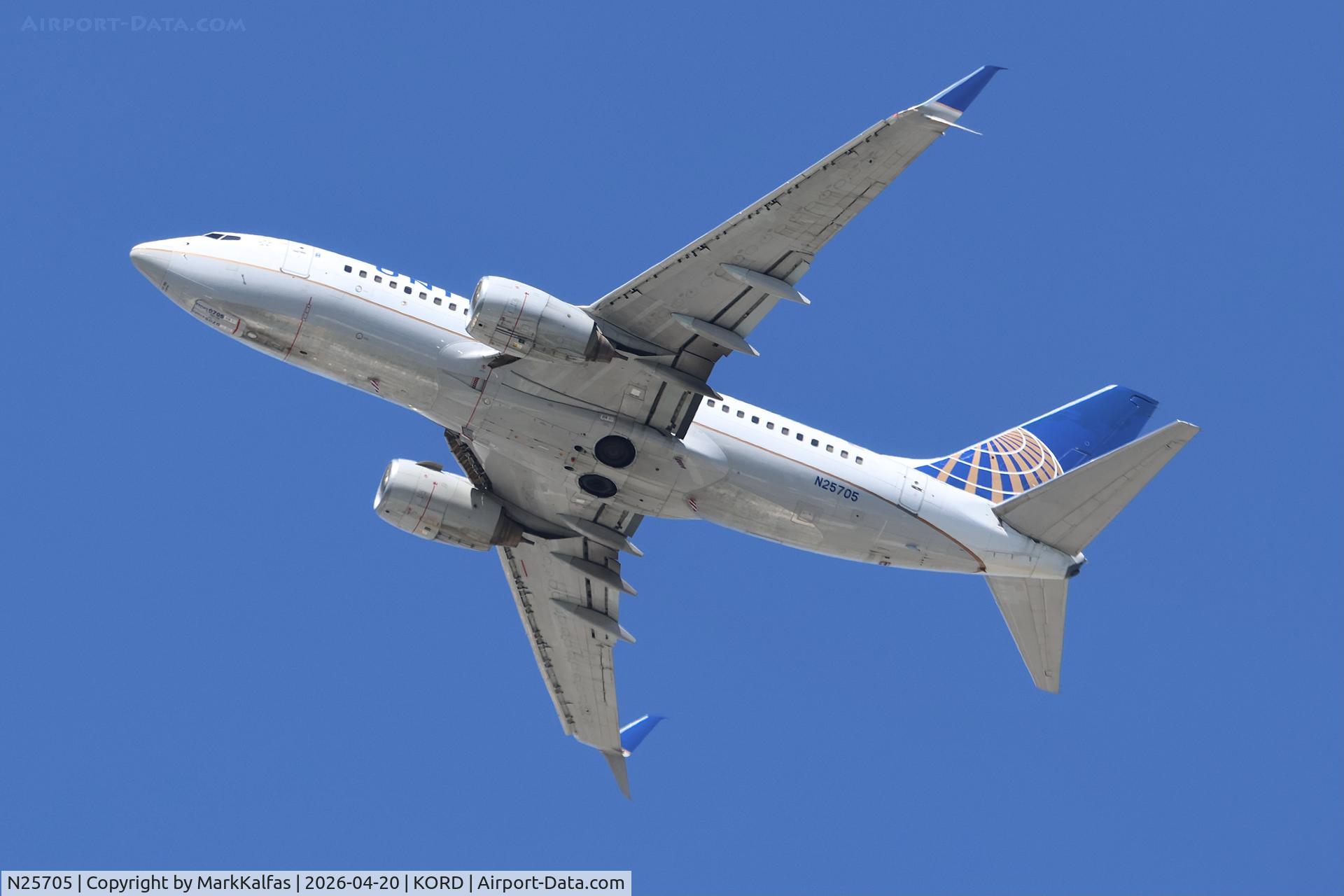 N25705, 1998 Boeing 737-724, c/n 28766, B737 United Airlines Boeing 737-724 N25705 departing 28R