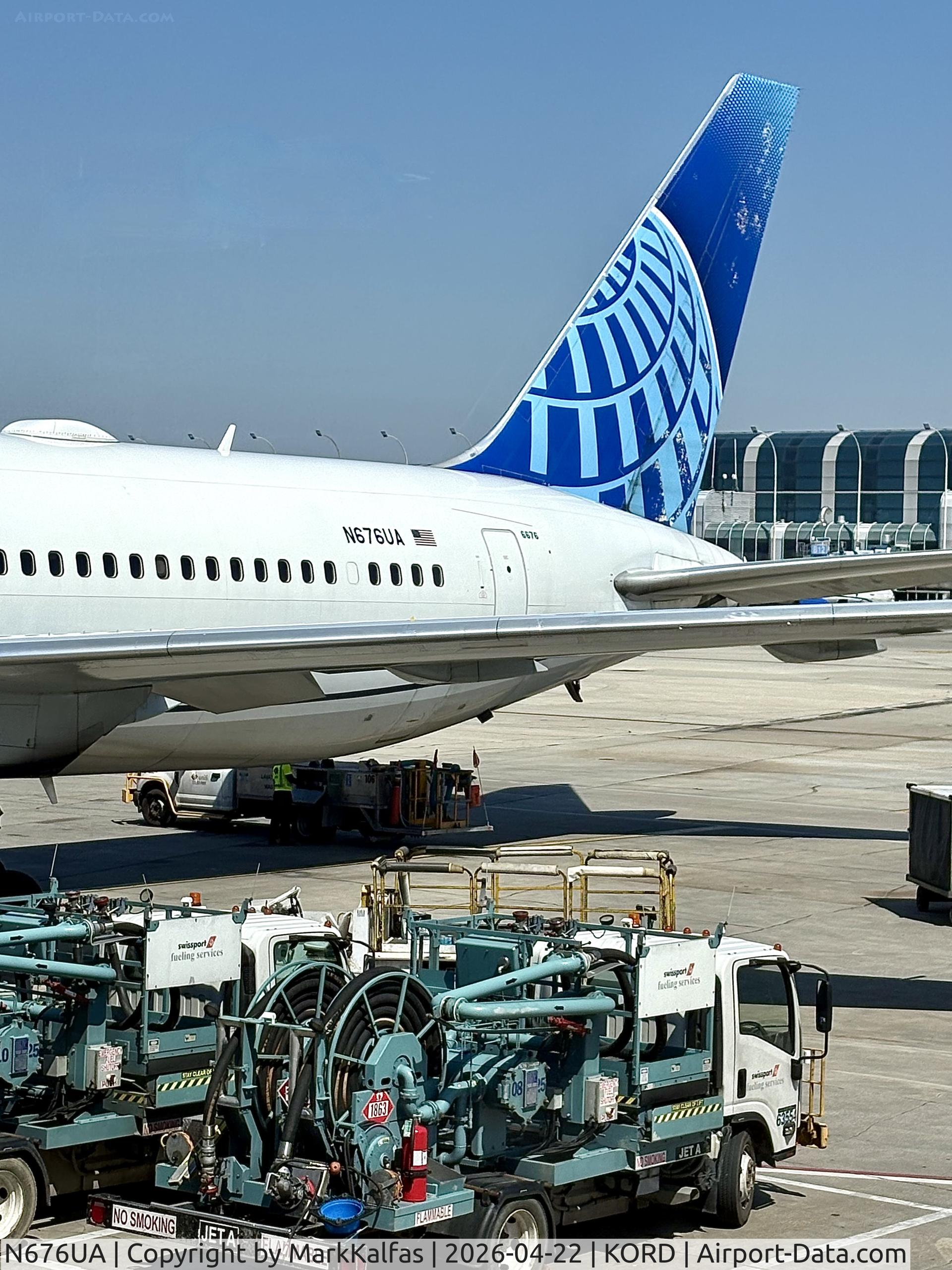 N676UA, 2001 Boeing 767-322/ER, c/n 30028, B763 United Boeing 767-322 N676UA, UA929 loading up at C15 for a trip to LHR. 