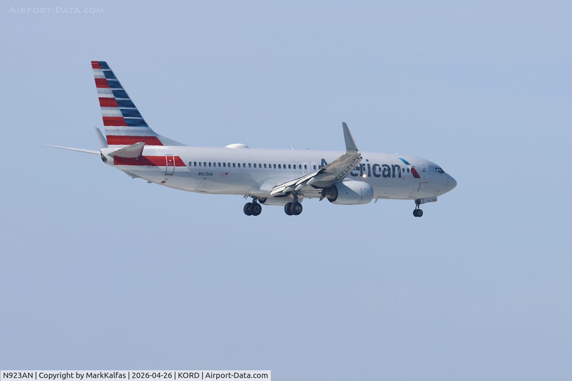 N923AN, 1999 Boeing 737-823, c/n 29524, B738 American Airlines Boeing 737-823 N923AN 10C approach KORD