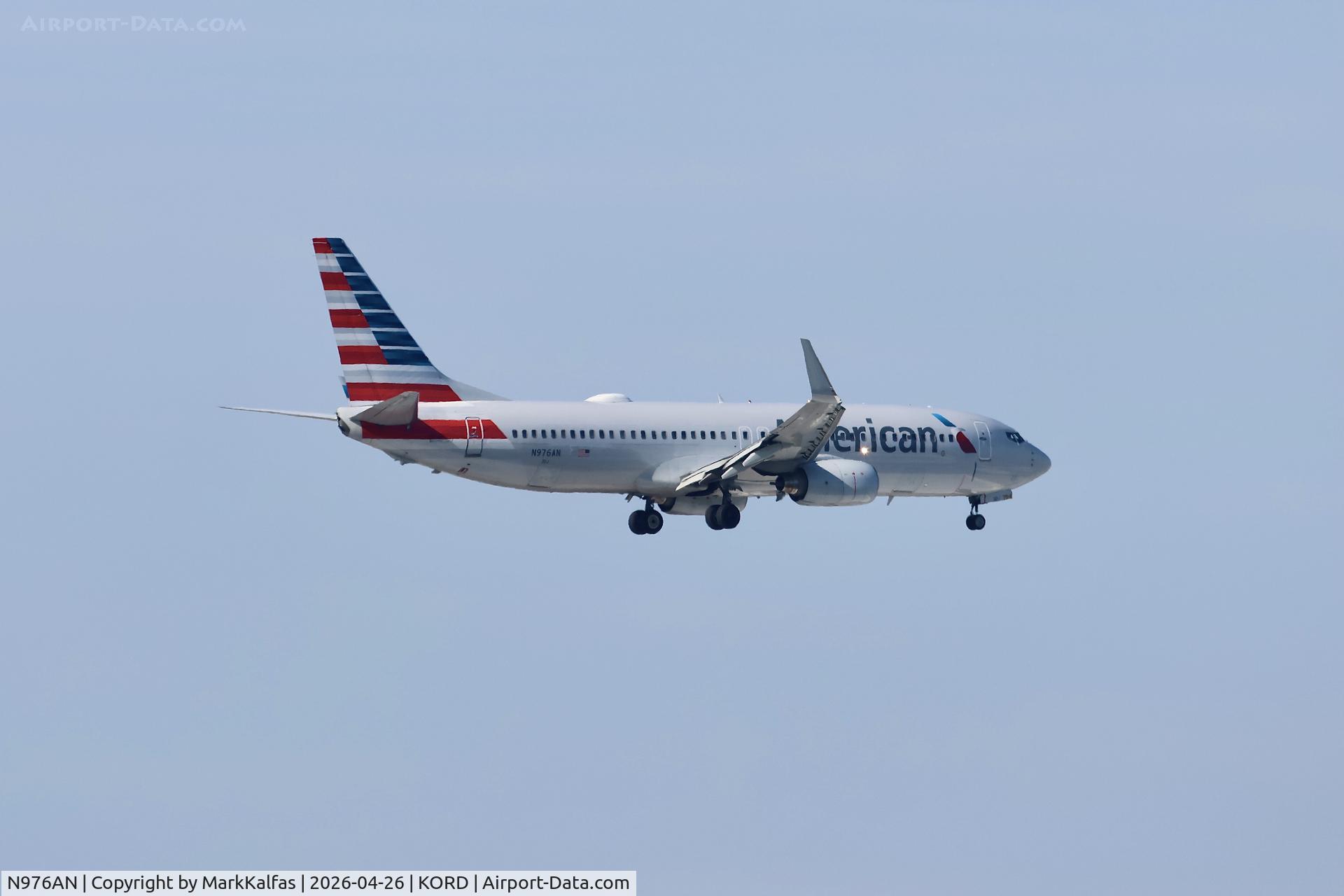 N976AN, 2001 Boeing 737-823, c/n 30099, American Airlines Boeing 737-823, N976AN arriving  RWY 10C KORD.