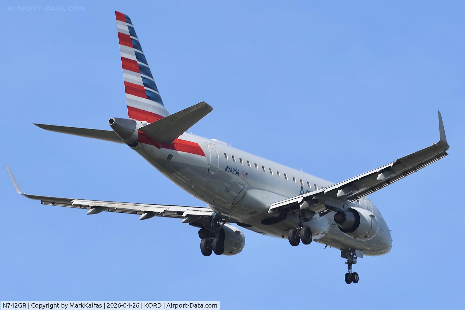 N742GR, 2006 Embraer 170SU (ERJ-170-100SU), c/n 17000140, E170 Envoy / American Eagle Embraer 170SU (ERJ-170-100SU)  N742GR, 10C approach KORD