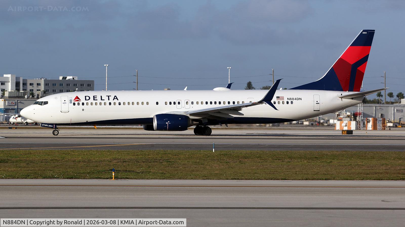N884DN, 2017 Boeing 737-900/ER, c/n 31995, at mia