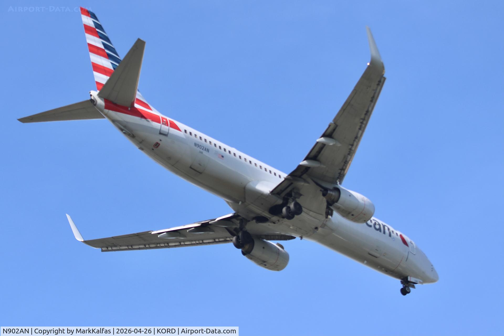 N902AN, 1999 Boeing 737-823, c/n 29504, B738 American Boeing 737-823 N902AN arriving 10R KORD
