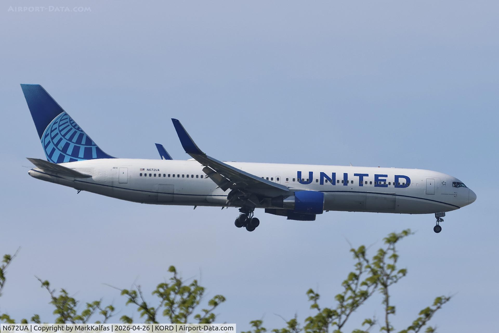 N672UA, 1999 Boeing 767-322, c/n 30027, B763 United Boeing 767-322, N672UA on approach to 10L KORD