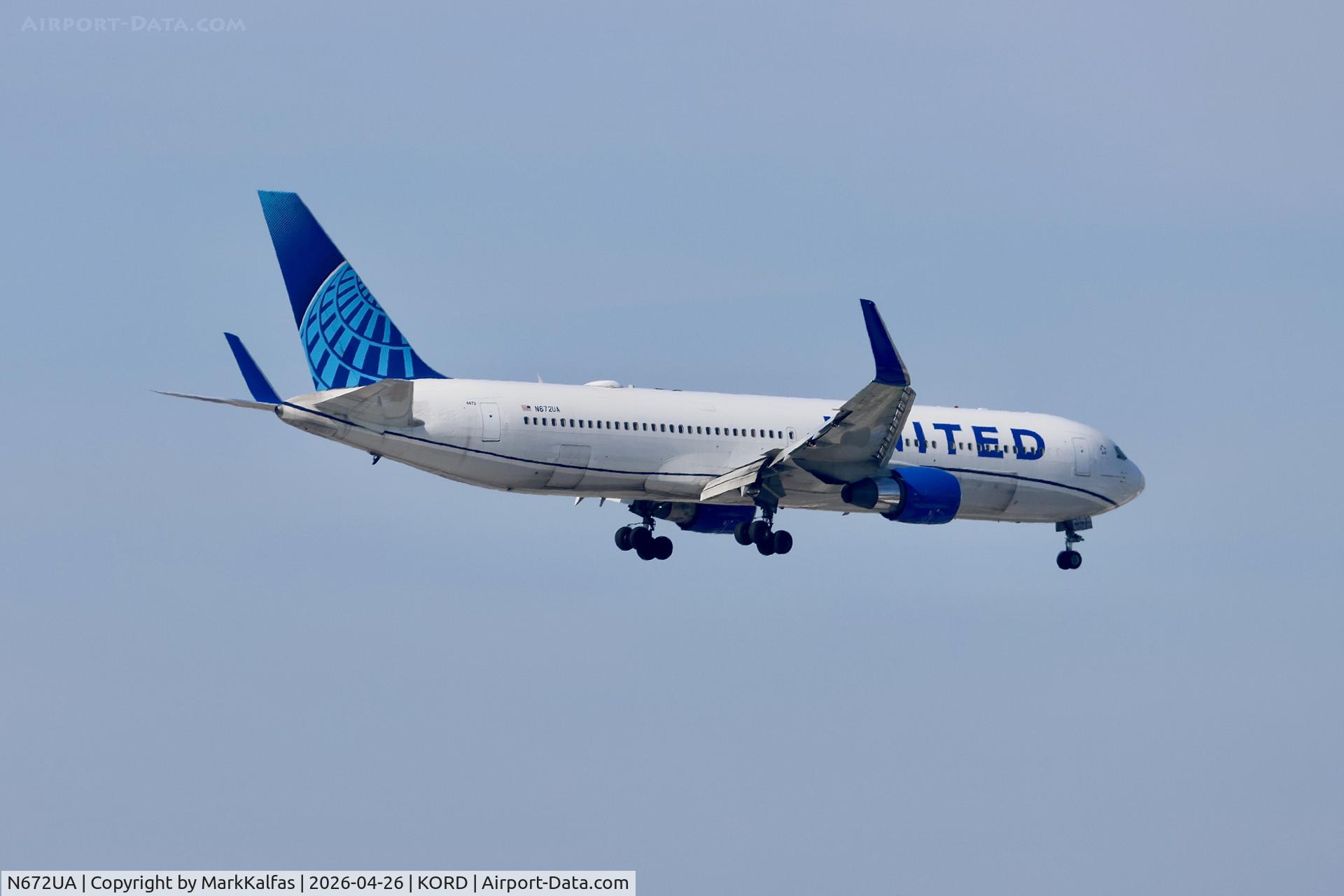 N672UA, 1999 Boeing 767-322, c/n 30027, B763 United Boeing 767-322, N672UA on approach to 10L KORD