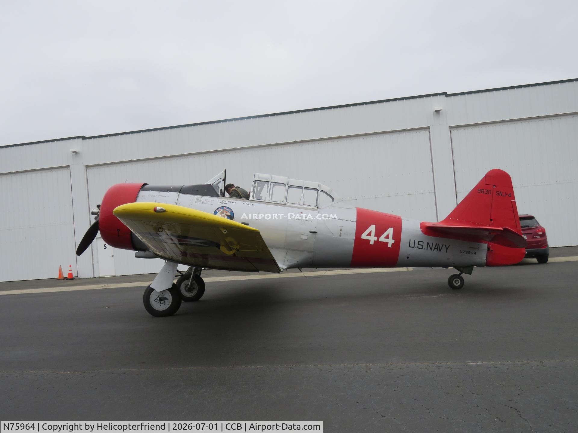 N75964, 1943 North American SNJ-4 Texan, c/n 88-9830, Parked by hanger