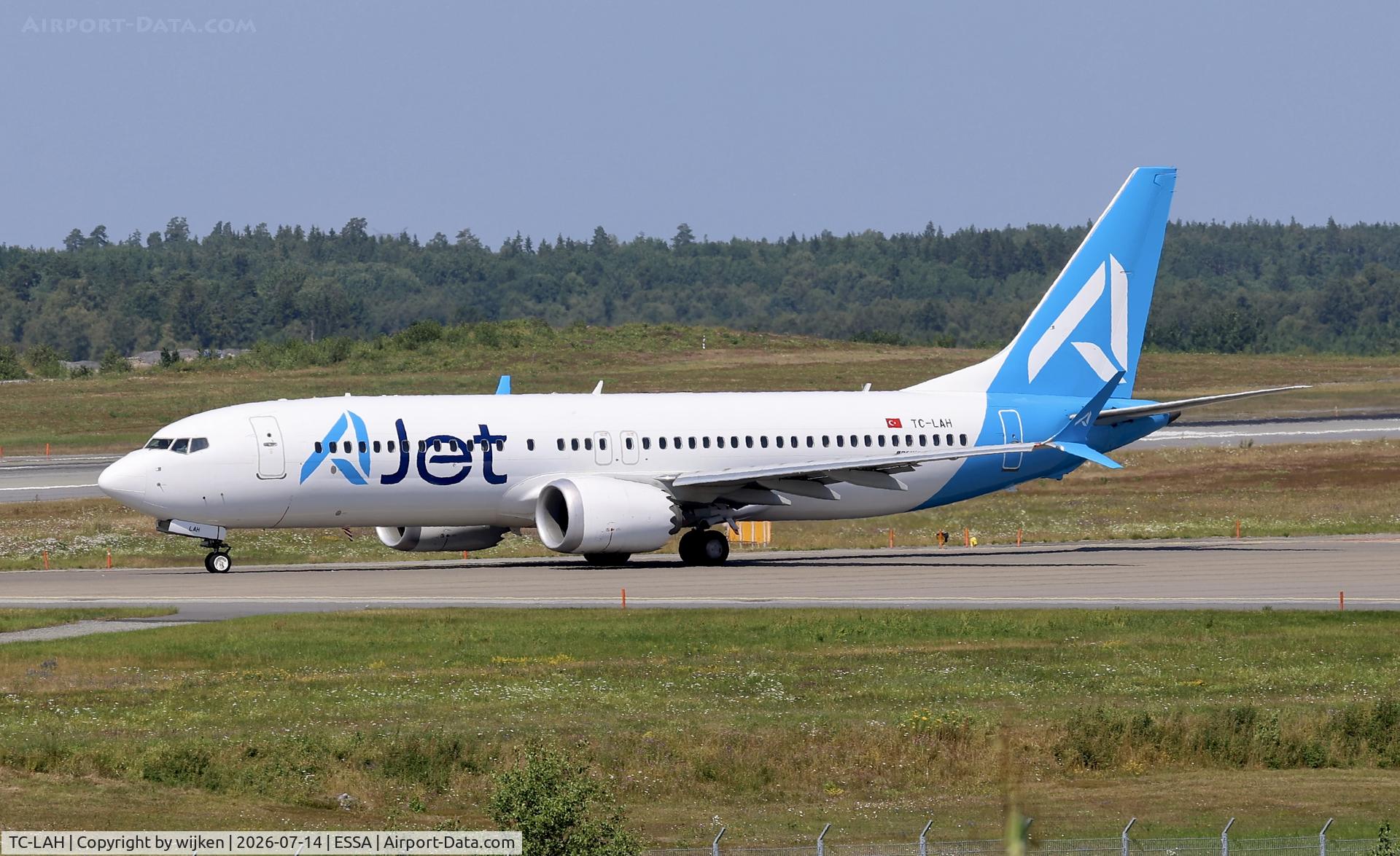 TC-LAH, 2021 Boeing 737-8 Max, c/n 61845 l/n 8149, Rwy 01L