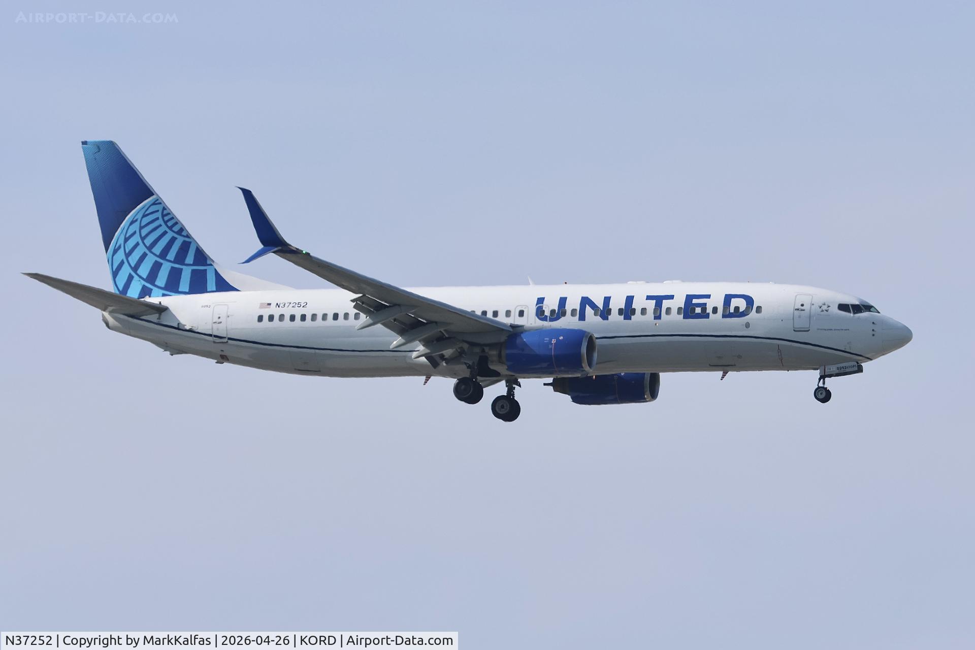 N37252, 2000 Boeing 737-824, c/n 30583, B738 UNITED B737-824 N37252 10R APPROACH KORD
