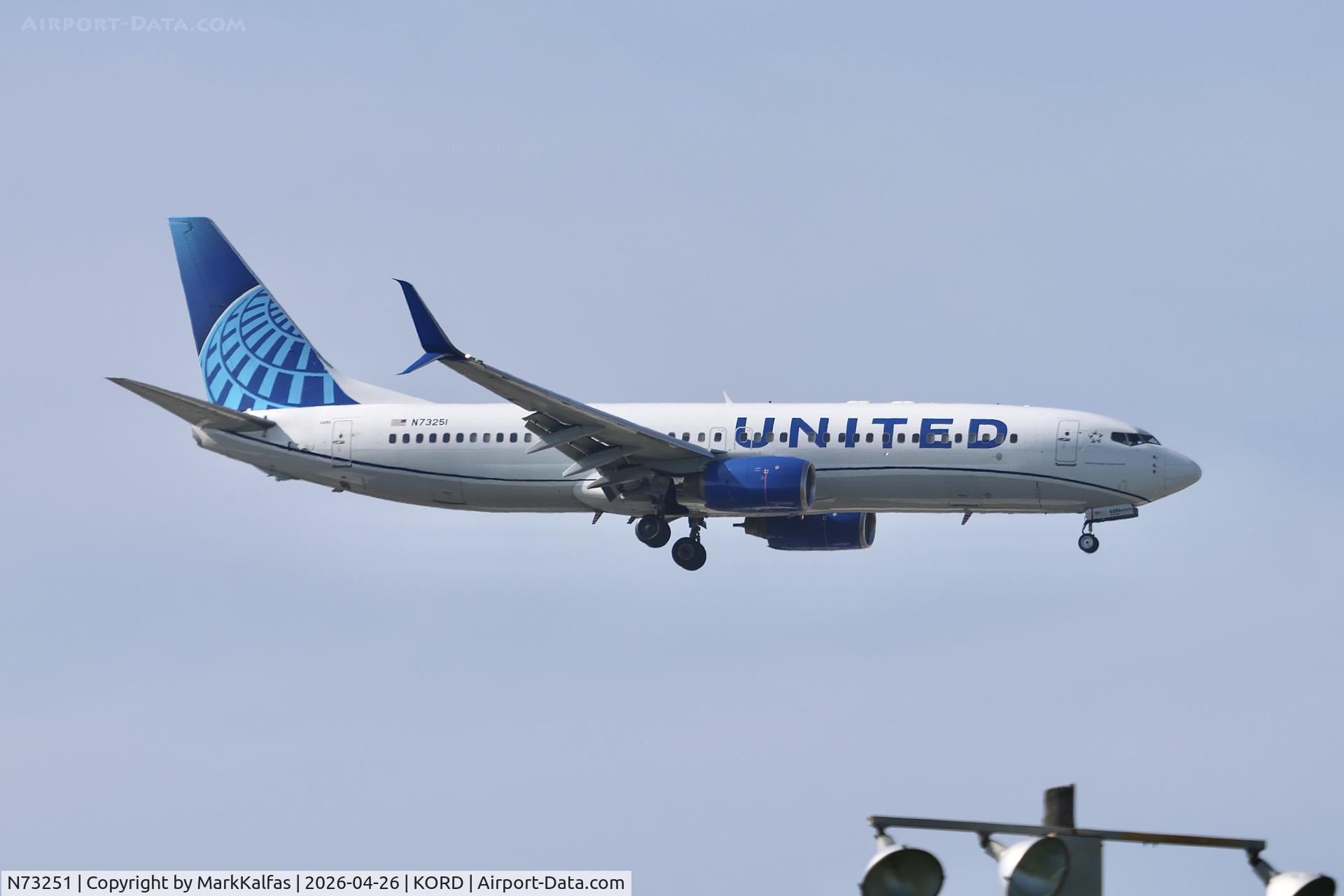 N73251, 2000 Boeing 737-824, c/n 30582, B738 United Airlines Boeing 737-824 N73251 10L approach KORD