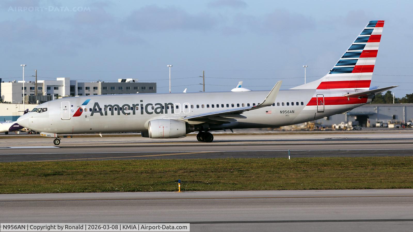 N956AN, 2001 Boeing 737-823, c/n 30090, at mia