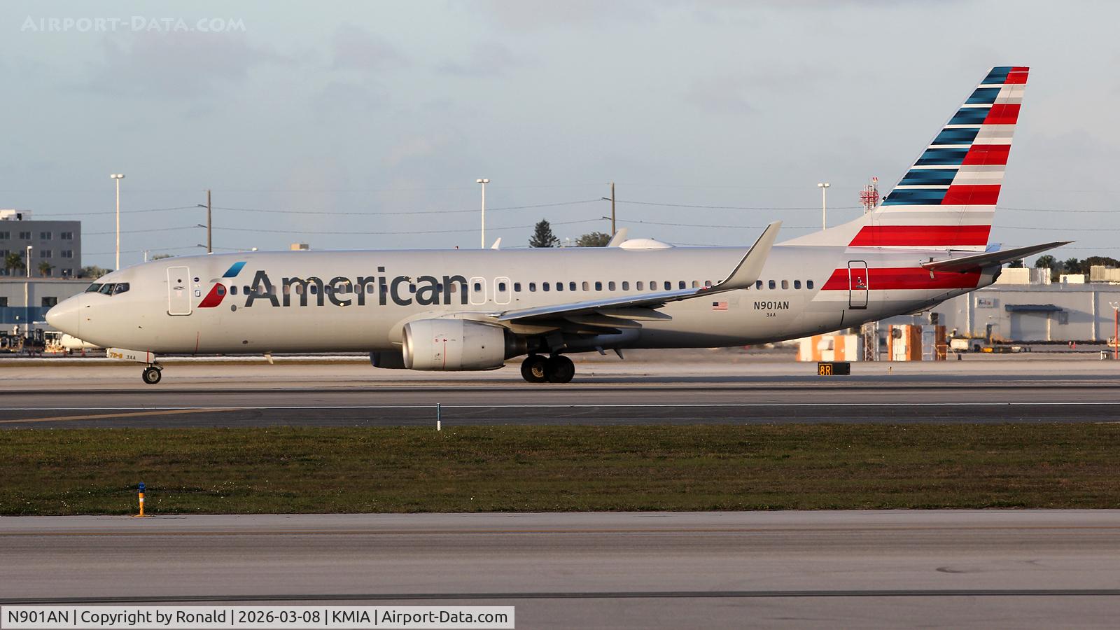 N901AN, 1999 Boeing 737-823, c/n 29503, at mia