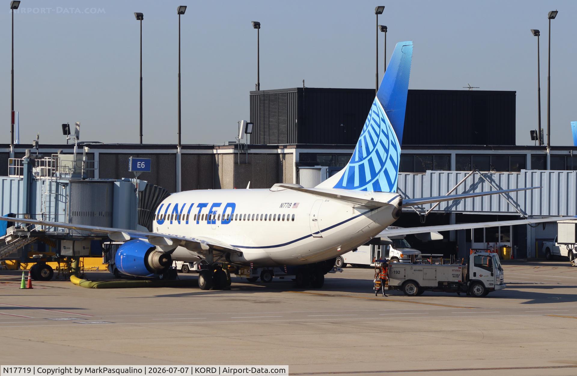 N17719, 1999 Boeing 737-724, c/n 28938, Boeing 737-724