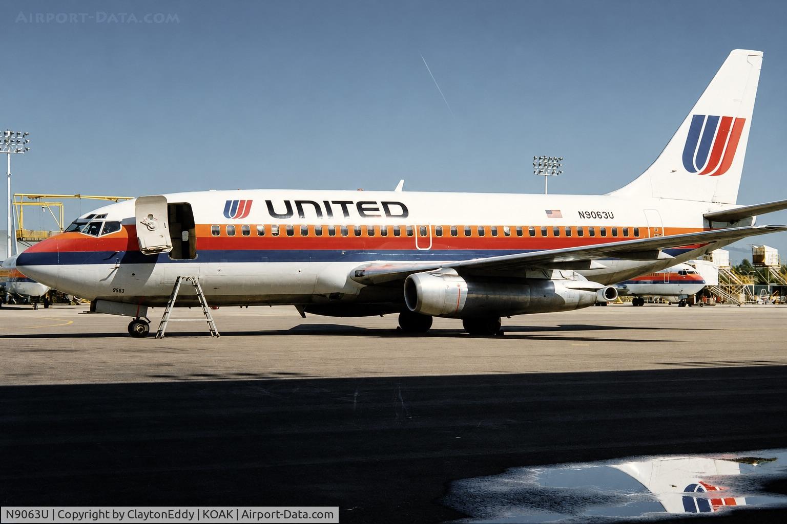 N9063U, 1969 Boeing 737-222, c/n 19944, Oakland airport in California early 1990's