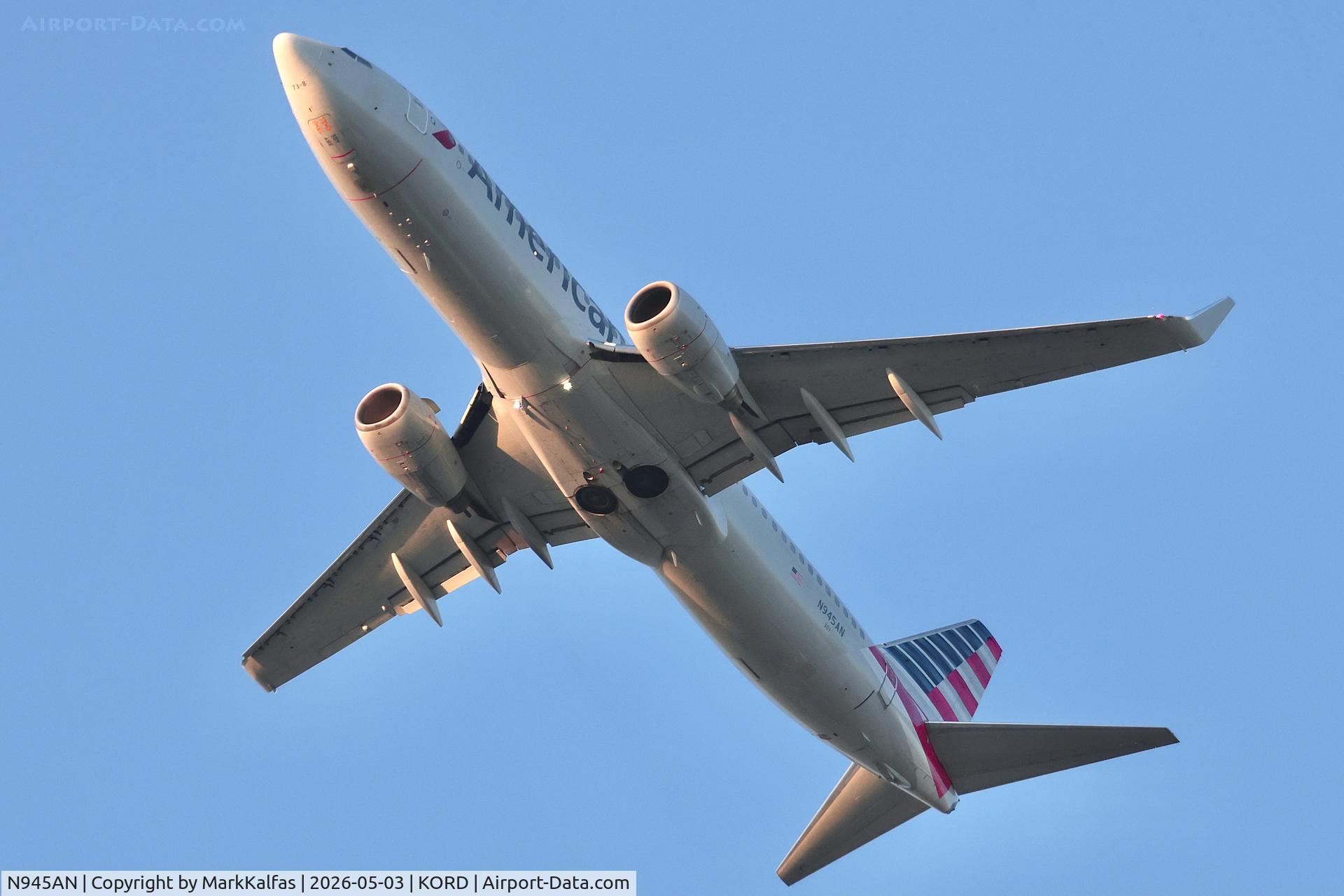 N945AN, 2000 Boeing 737-823, c/n 30085, B738 American Boeing 737-823 N945AN departing 28C KORD