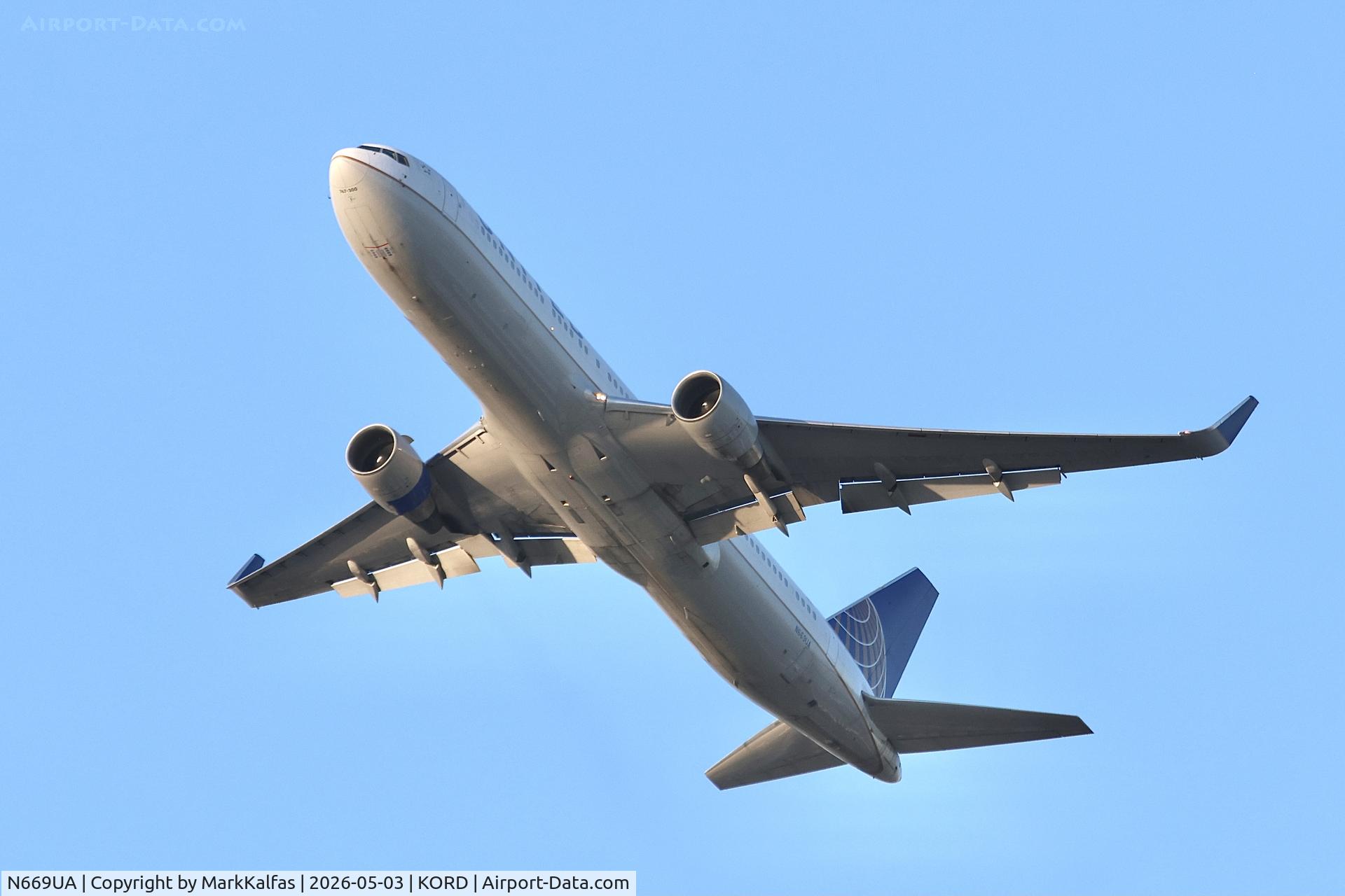 N669UA, 1999 Boeing 767-322, c/n 30025, B763 United Airlines Boeing 767-322 N669UA departing 28R KORD