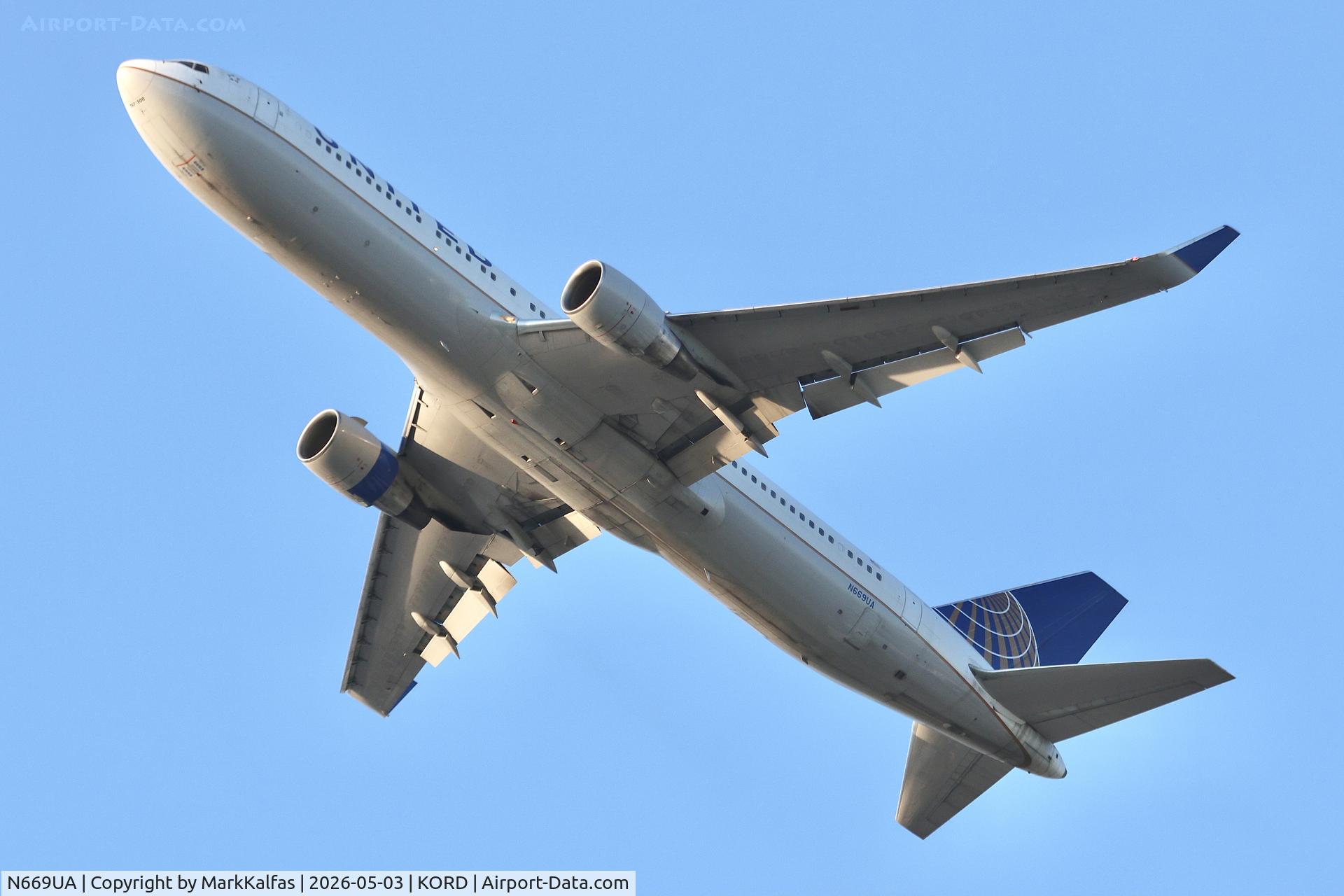 N669UA, 1999 Boeing 767-322, c/n 30025, B763 United Airlines Boeing 767-322 N669UA departing 28R KORD