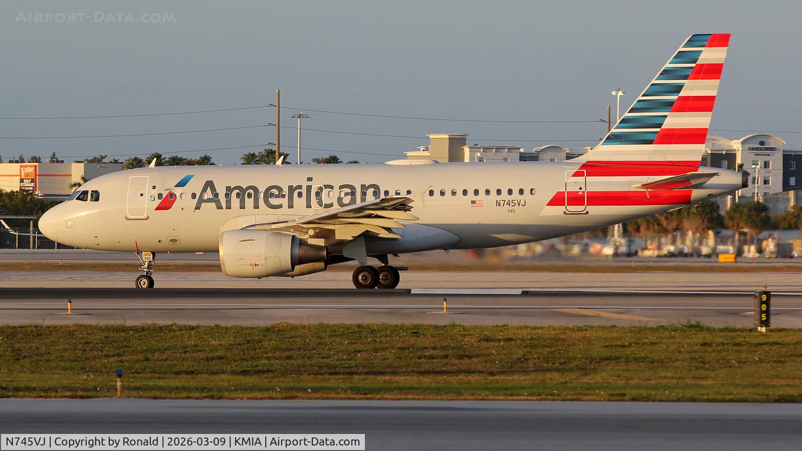 N745VJ, 2000 Airbus A319-112, c/n 1289, at mia