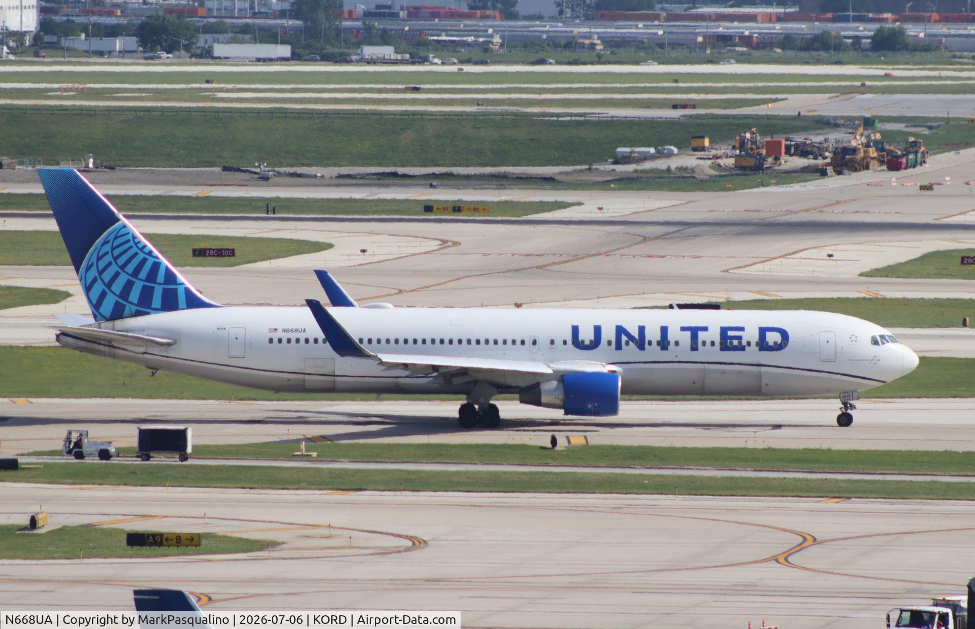 N668UA, 1999 Boeing 767-322, c/n 30024, Boeing 767-322