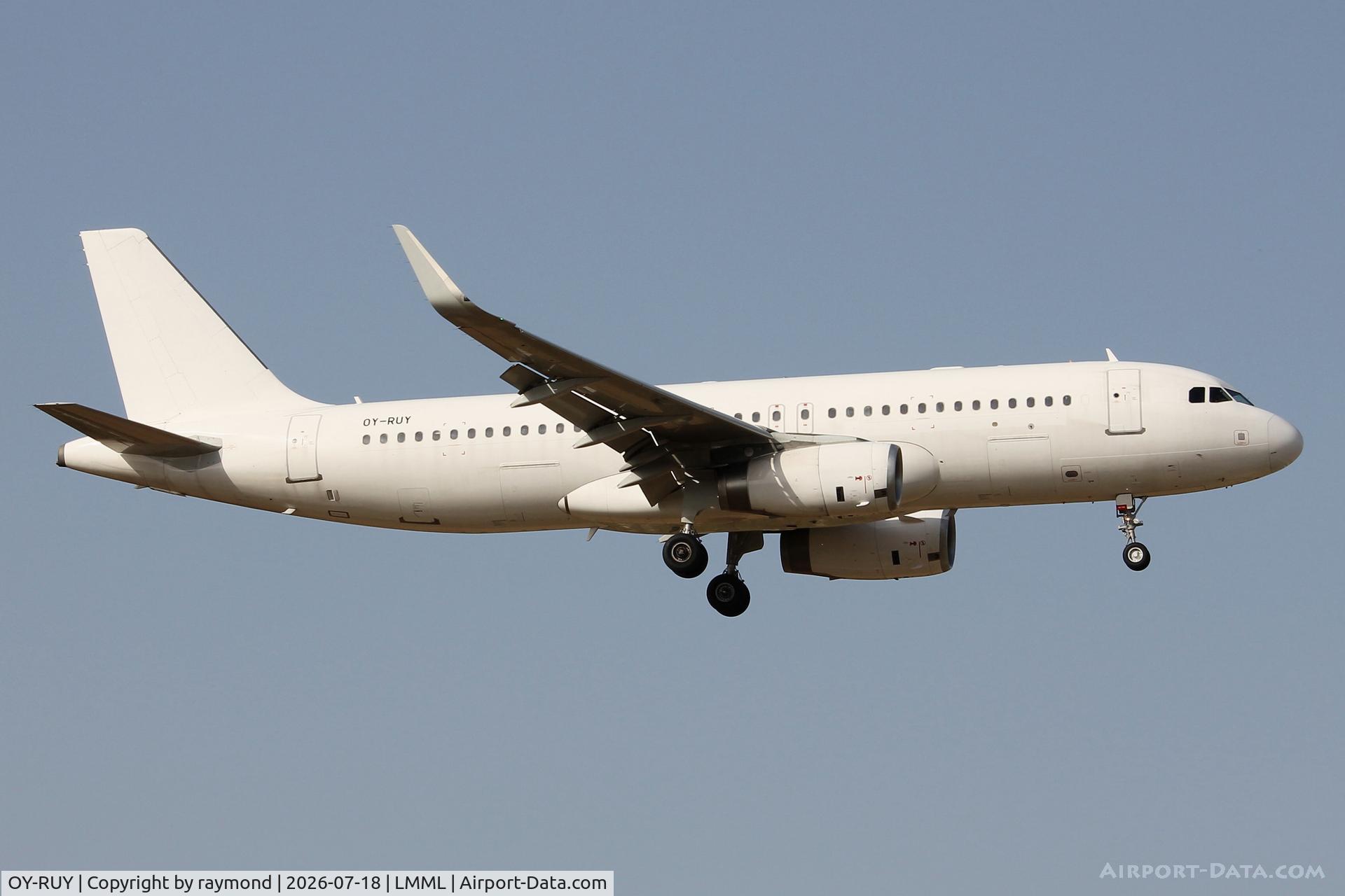 OY-RUY, Airbus A320-232, c/n 06733, Danish Air Transport (DAT) Airbus A320-232 reg OY-RUY approaching RW31 at MLA.