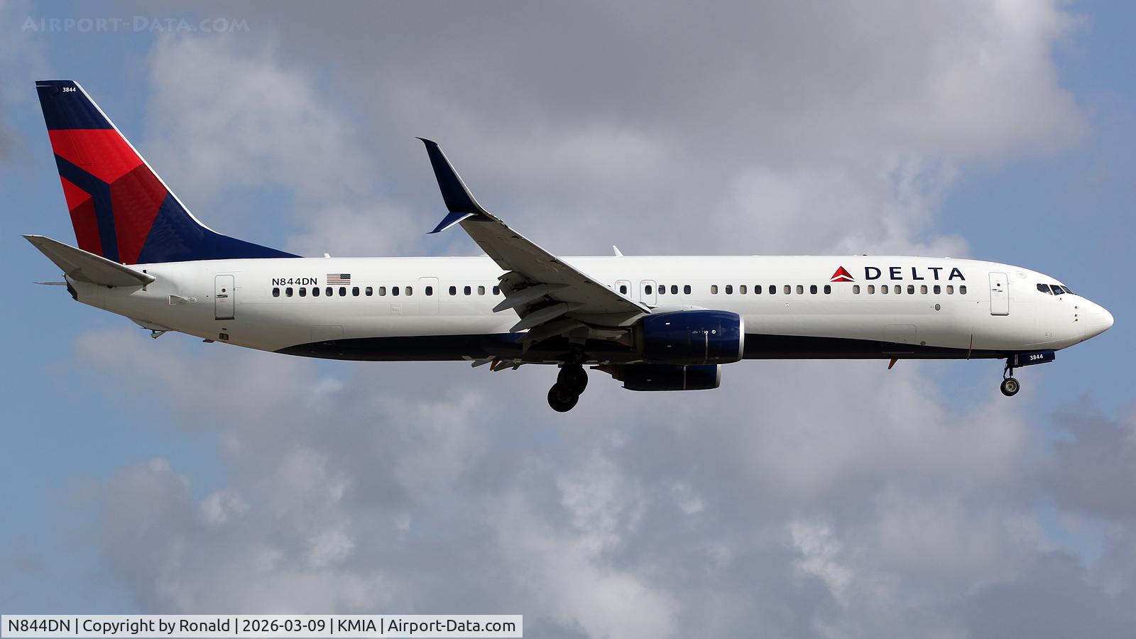 N844DN, 2015 Boeing 737-932/ER, c/n 31955 l/n 5520, at mia