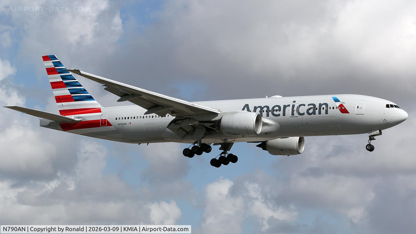 N790AN, 2000 Boeing 777-223, c/n 30251, at mia