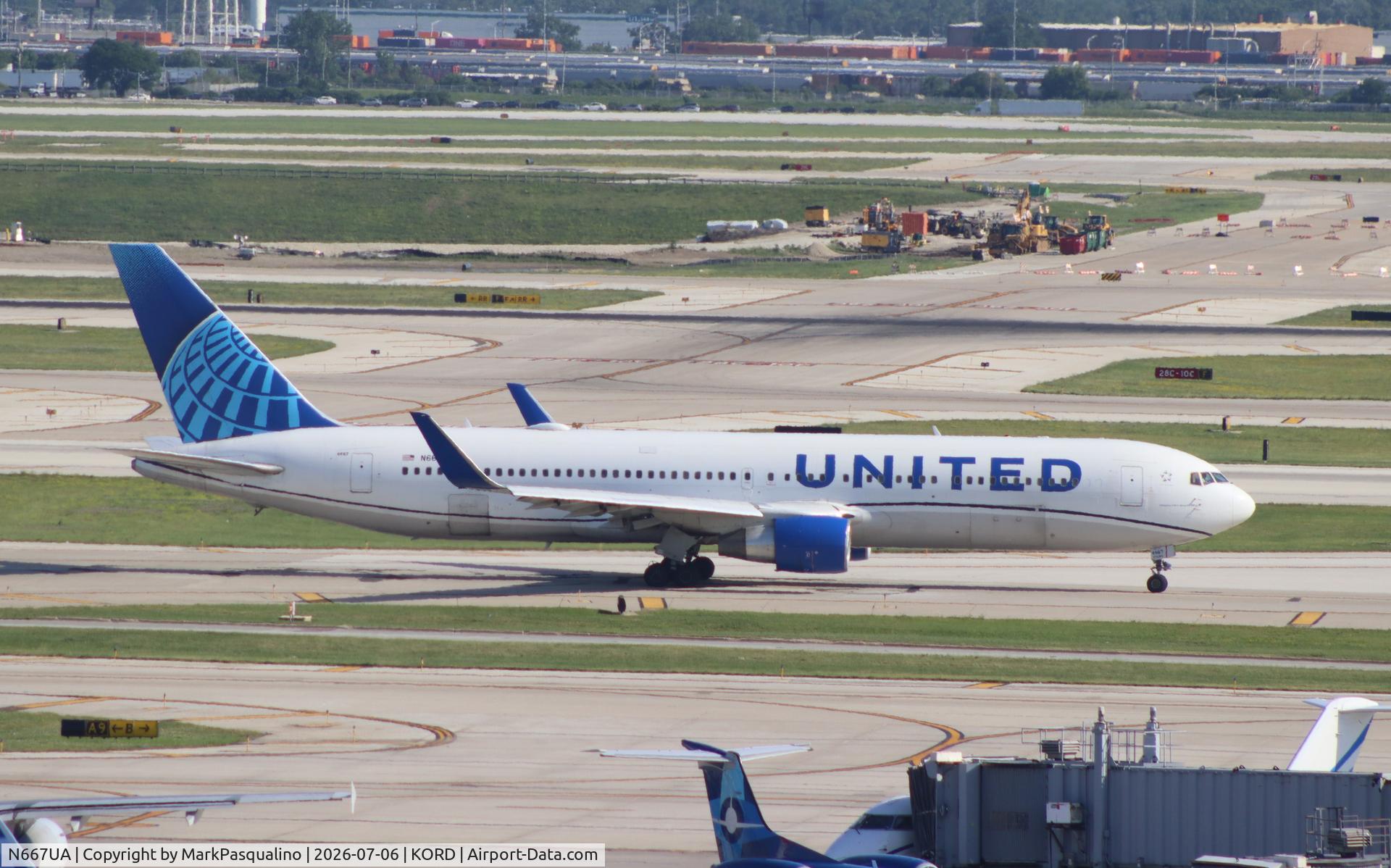 N667UA, 1998 Boeing 767-322, c/n 29239, Boeing 767-322