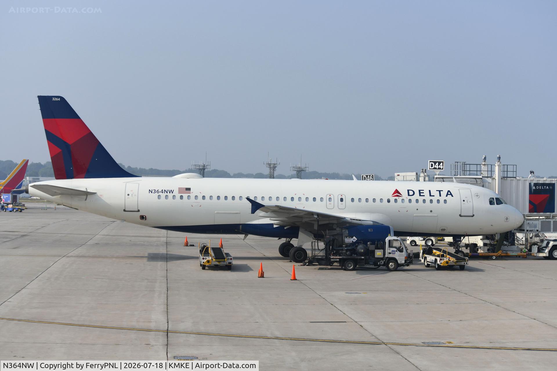 N364NW, 1999 Airbus A320-212, c/n 0962, I arrived on this A320 just minutes ago