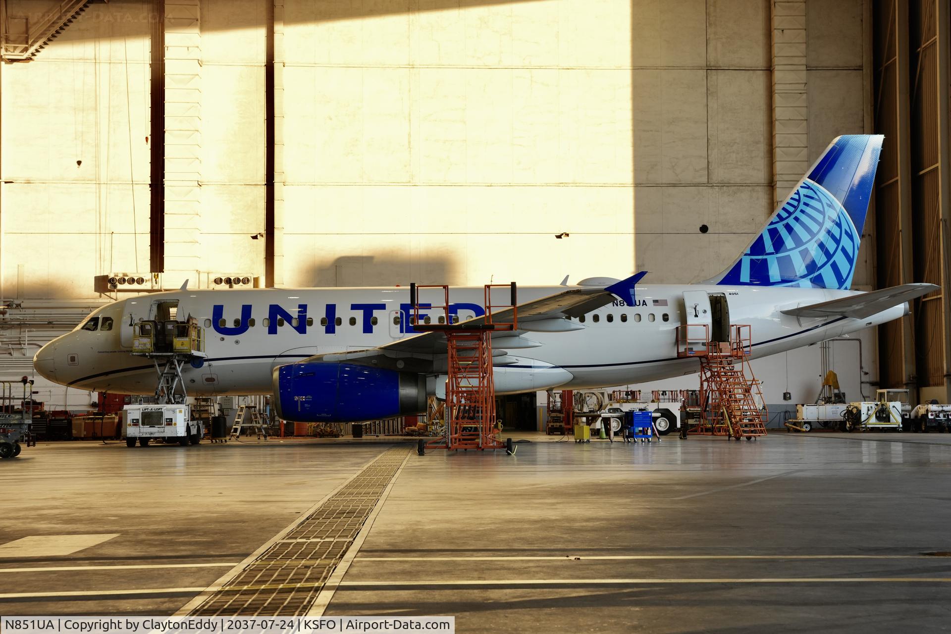 N851UA, 2002 Airbus A319-131, c/n 1664, SFO 2026