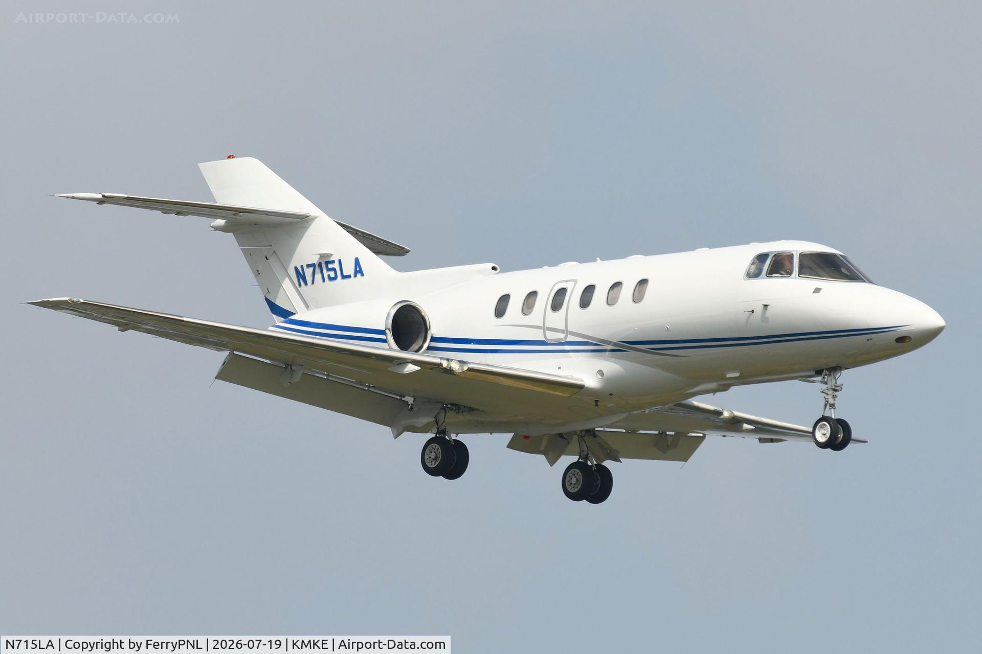 Aircraft N715LA, 1999 British Aerospace BAe.125-800, c/n 258441, Longbow Aviation HS800, at KMKE, photo by FerryPNL
