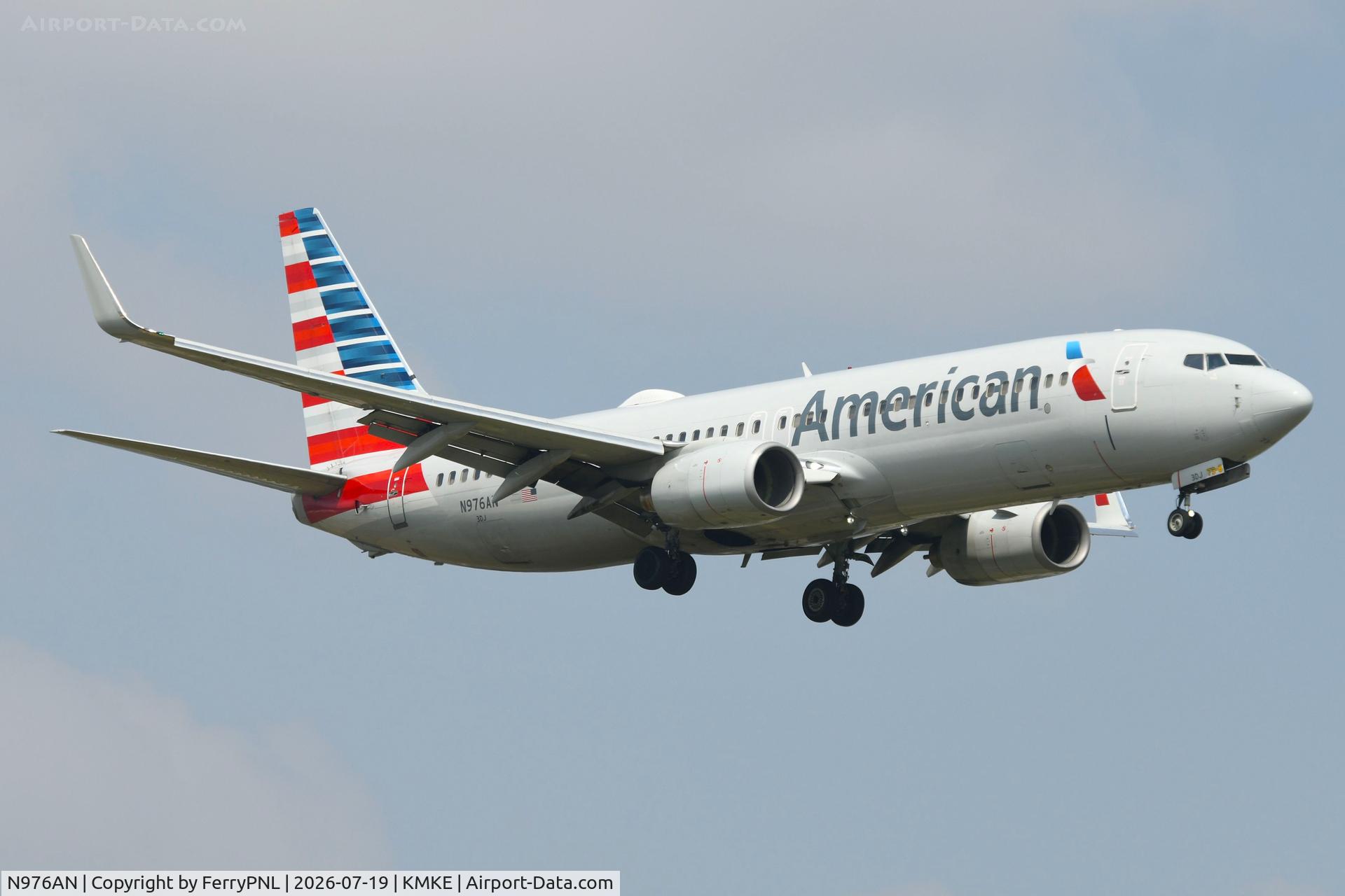 Aircraft N976AN, 2001 Boeing 737-823, c/n 30099, American B738 landing in MKE, at KMKE, photo by FerryPNL