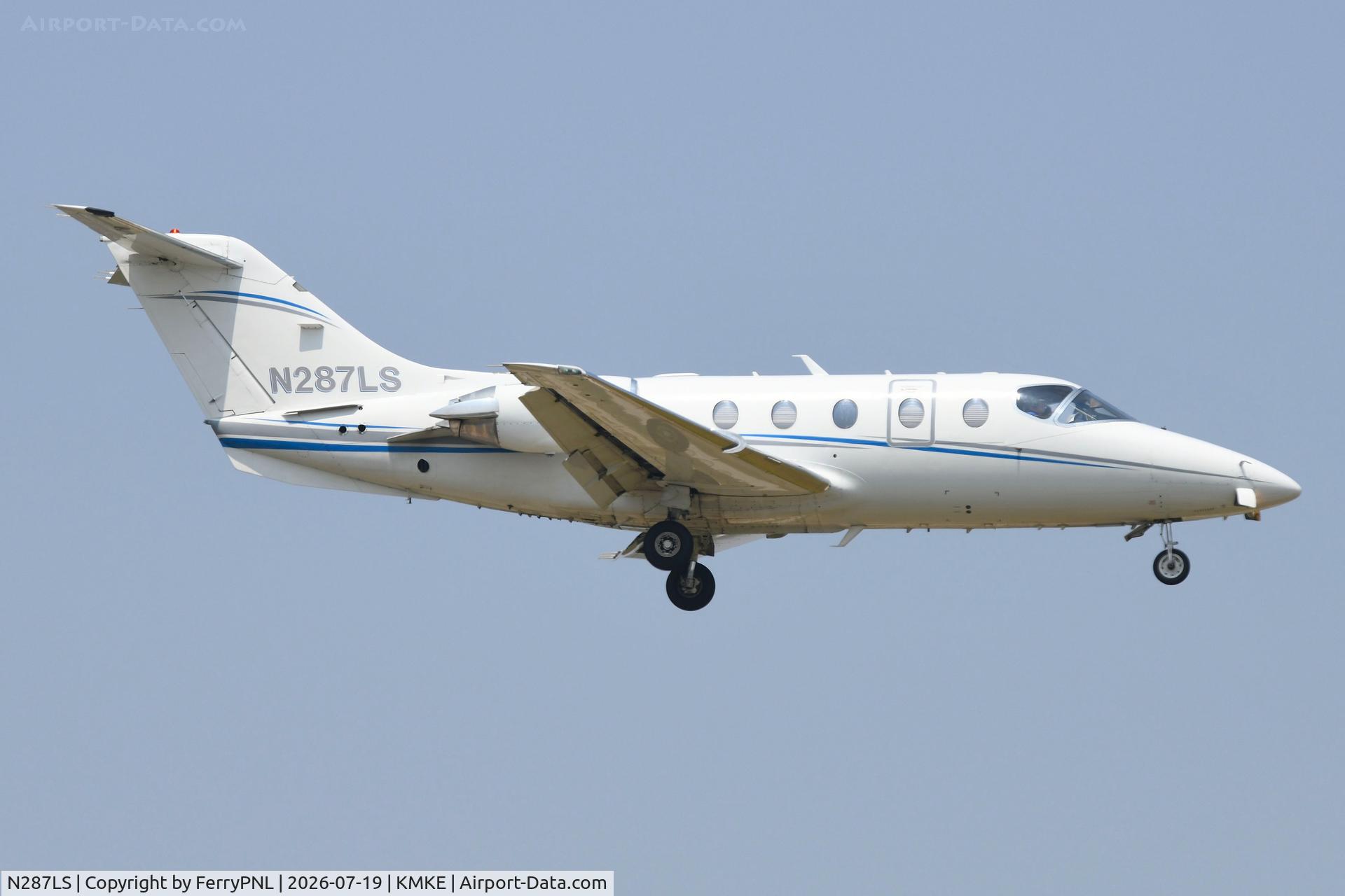 Aircraft N287LS, 2005 Raytheon Beechjet 400A, c/n RK-425, Beech Transportation Be400, at KMKE, photo by FerryPNL