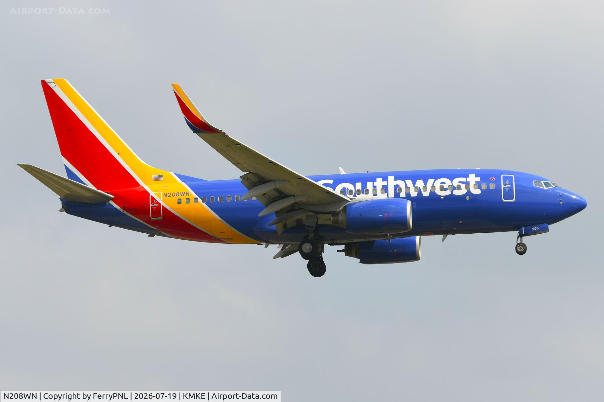 Aircraft N208WN, 2005 Boeing 737-7H4, c/n 29856, Southwest B737 landing, at KMKE, photo by FerryPNL