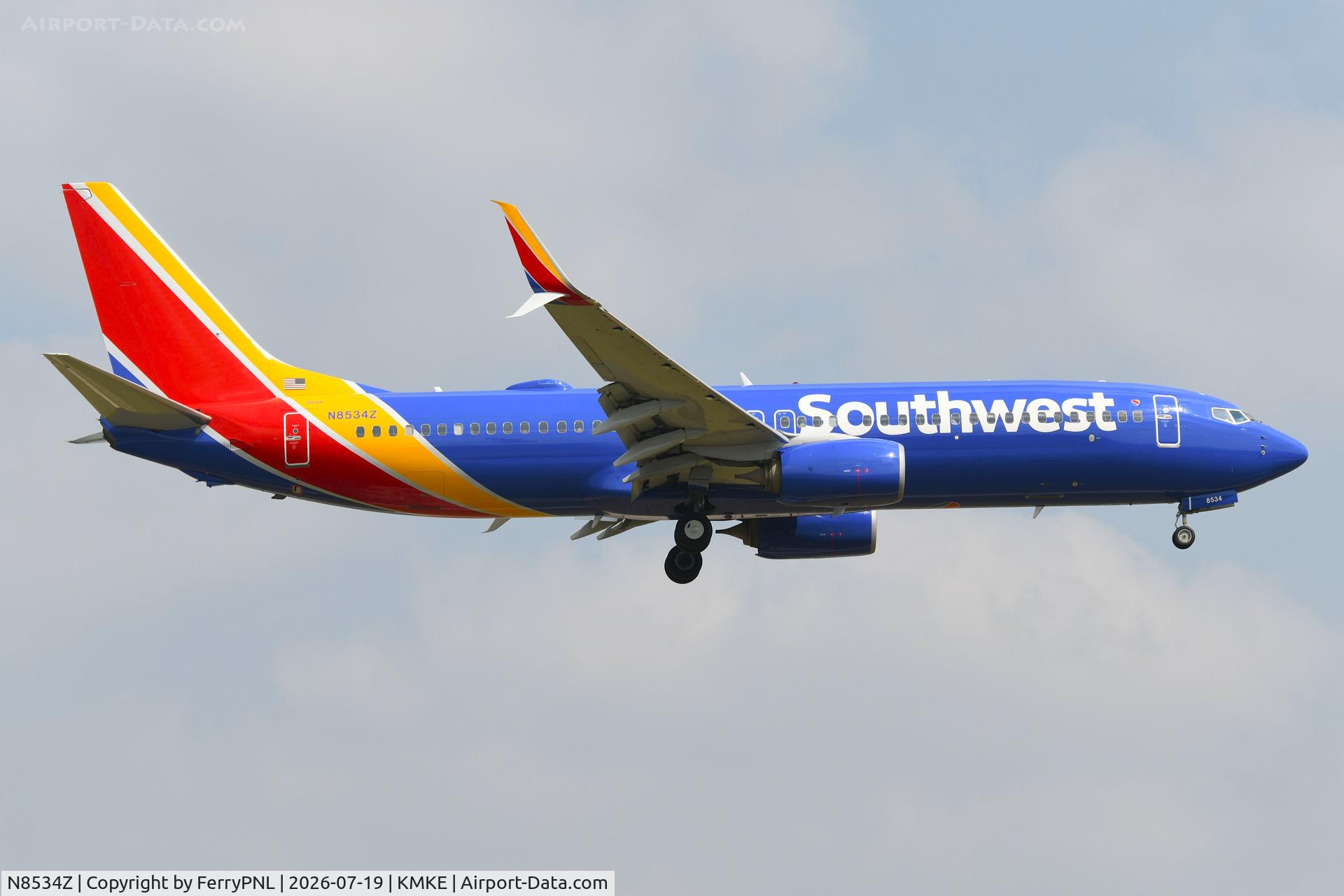 Aircraft N8534Z, 2017 Boeing 737-8H4, c/n 63578 l/n 6429, B738 of Southwest Airlines landing, at KMKE, photo by FerryPNL
