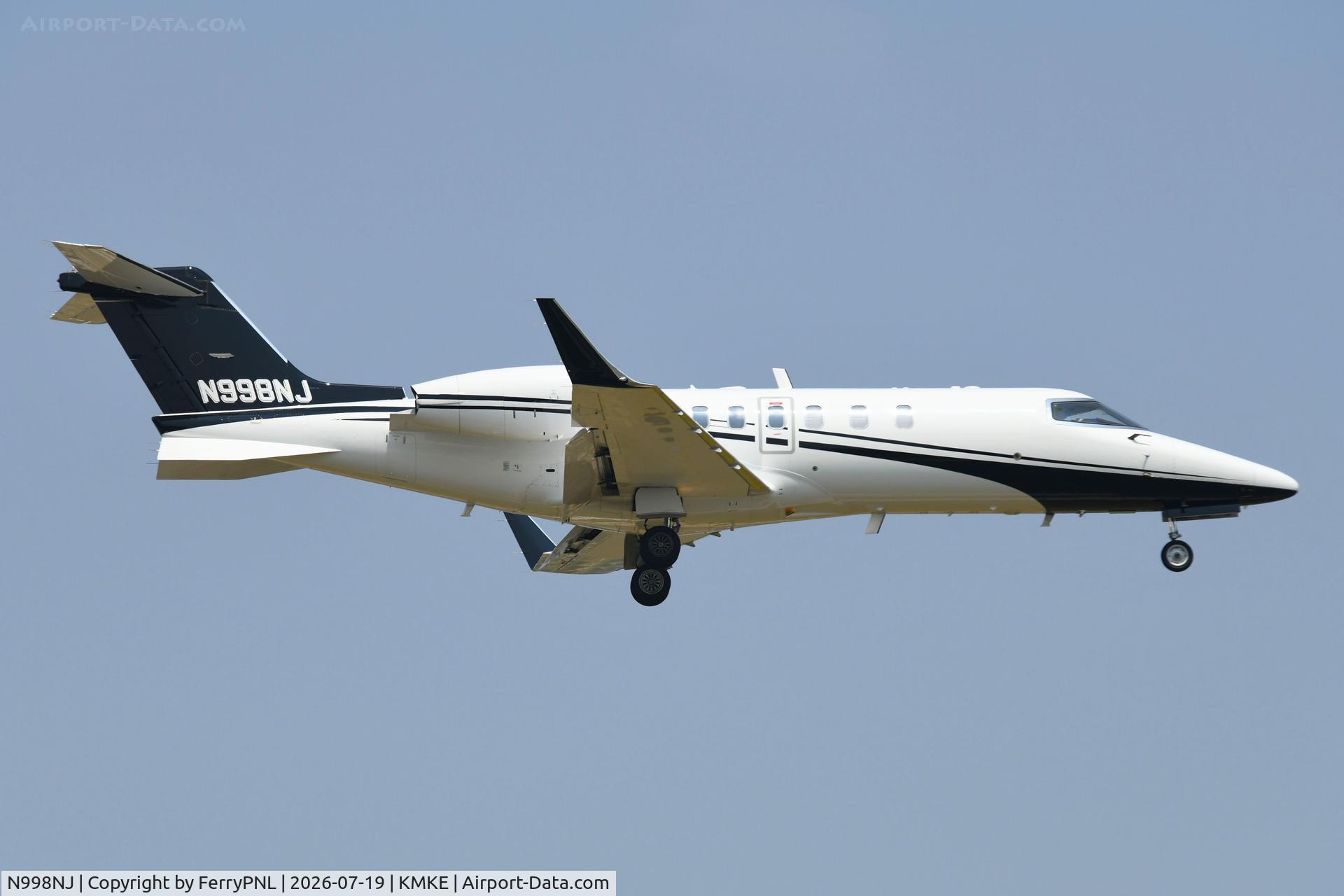Aircraft N998NJ, 2011 Learjet 40XR, c/n 45-2130, Northern Jet Management LJ40, at KMKE, photo by FerryPNL