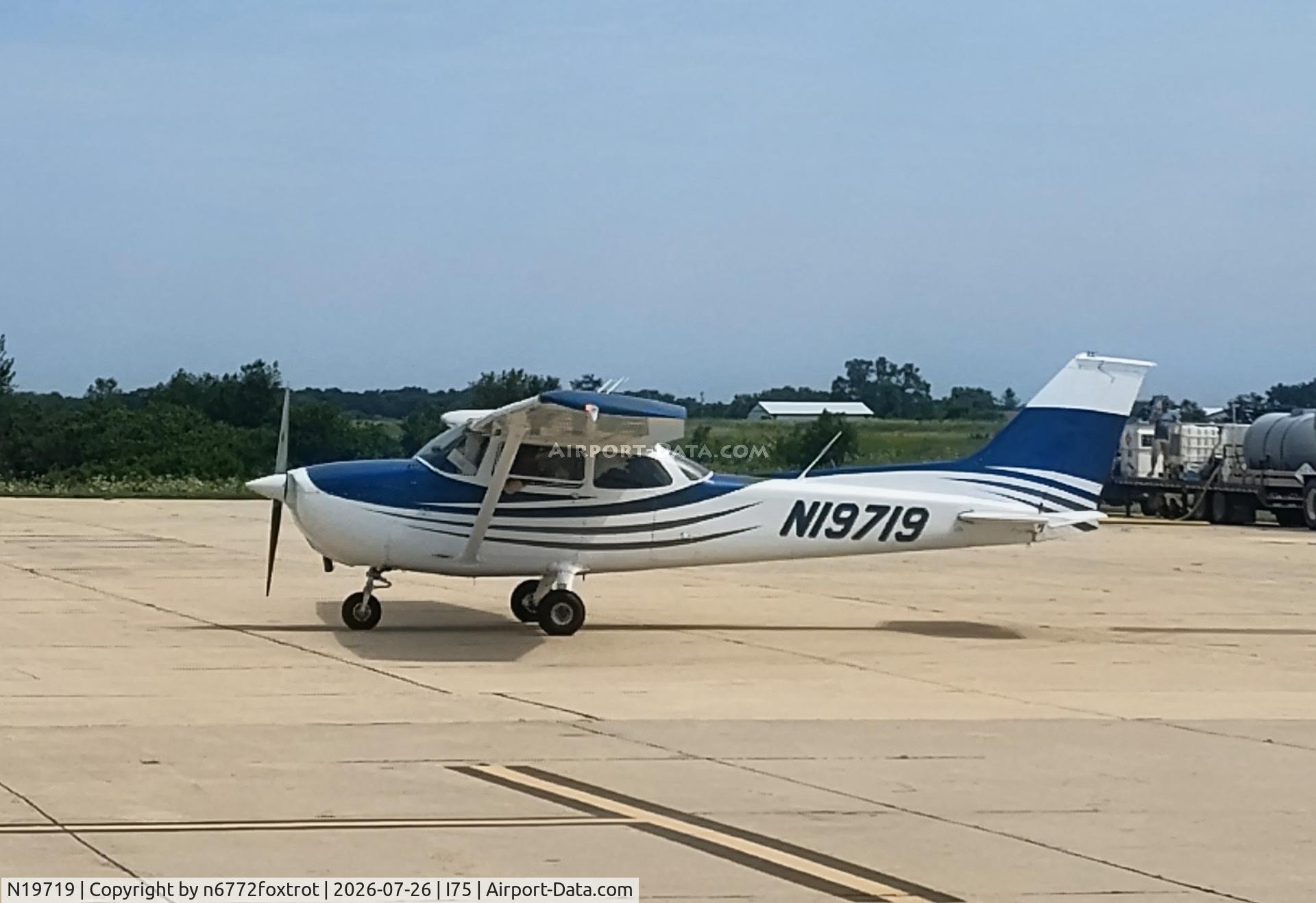 N19719, 1972 Cessna 172L, c/n 17260697, Headed home to Salina KSLN from Air Venture 