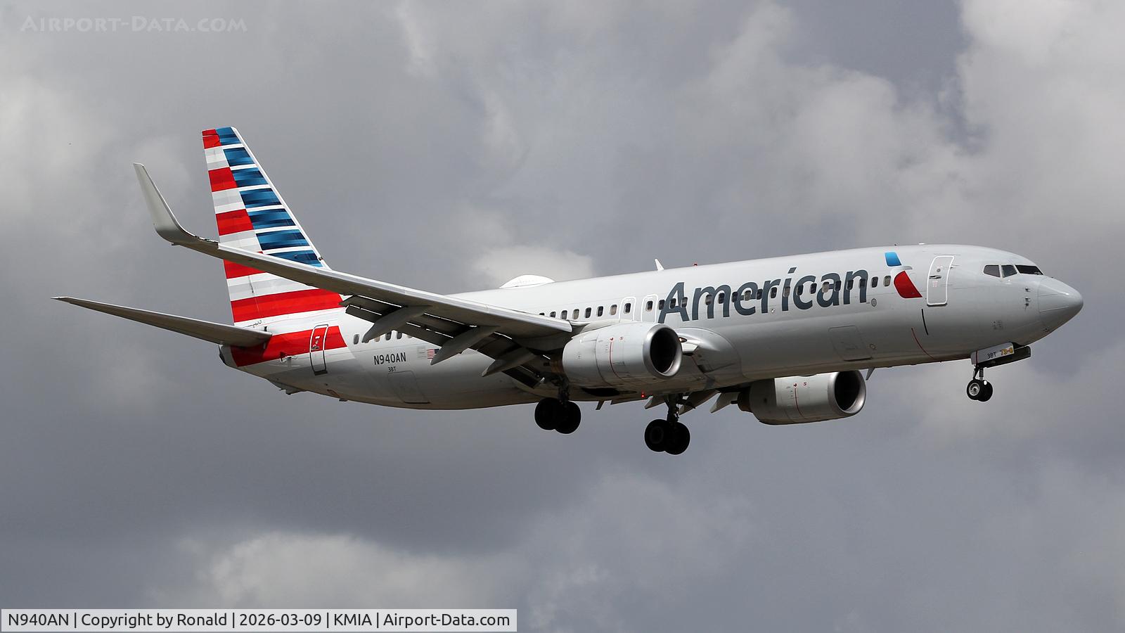 N940AN, 2000 Boeing 737-823, c/n 30598, at mia