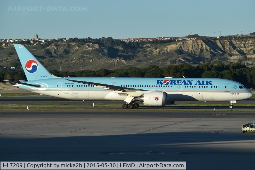 Aircraft HL7209, 2018 Boeing 787-9 Dreamliner, c/n 34818, Taxiing, at LEMD, photo by micka2b