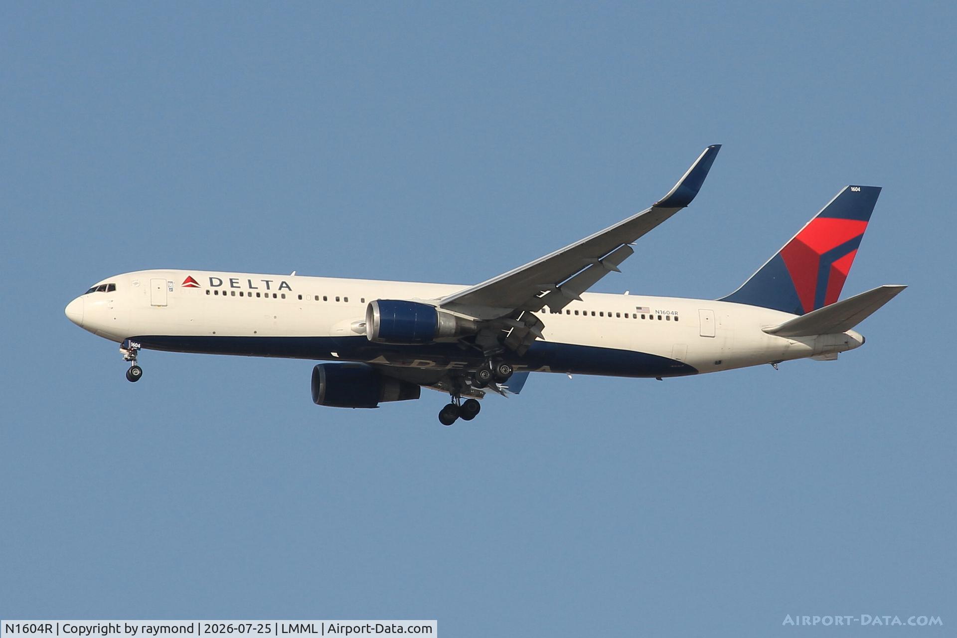 N1604R, 1999 Boeing 767-332, c/n 30180, Boeing 767-332 reg N1604R of Delta Air Lines approaching RW13 at MLA.