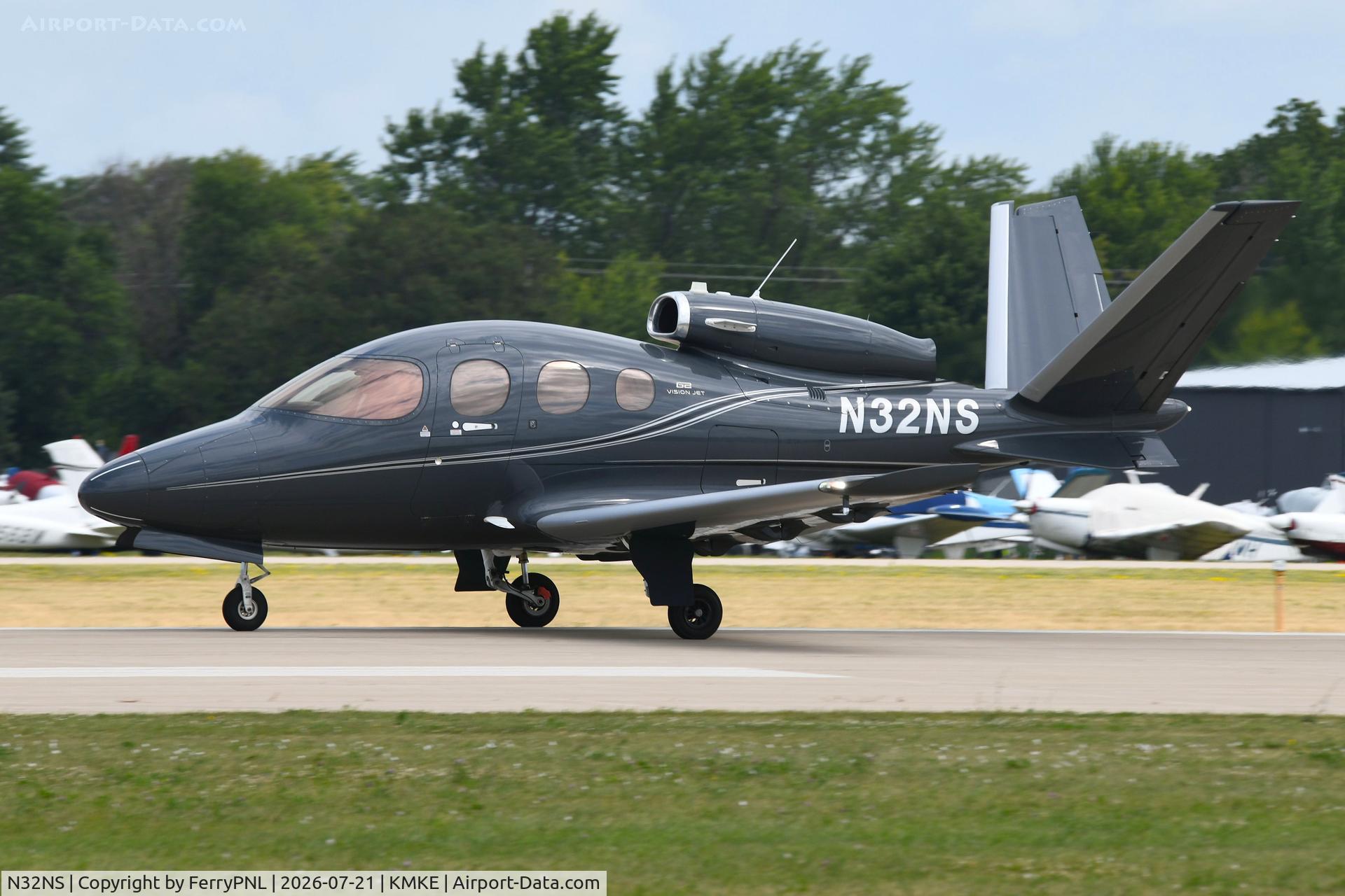 Aircraft N32NS, 2021 Cirrus SF50 Vision, c/n 0260, LS Leasing LLC SF50 at OSH, at KMKE, photo by FerryPNL