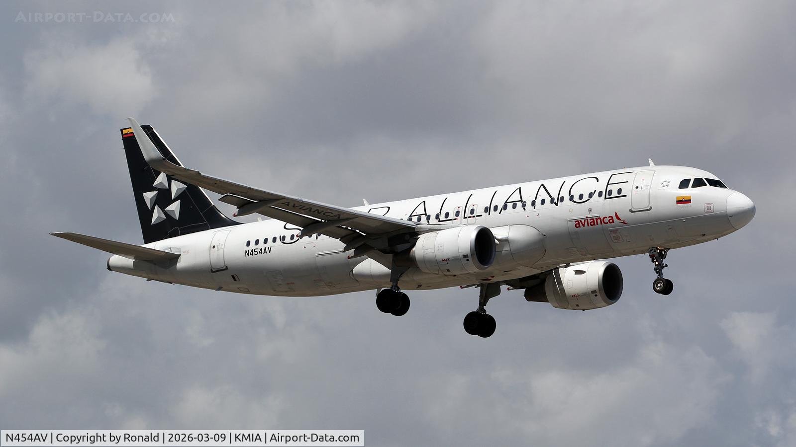 N454AV, 2013 Airbus A320-214, c/n 5454, at mia