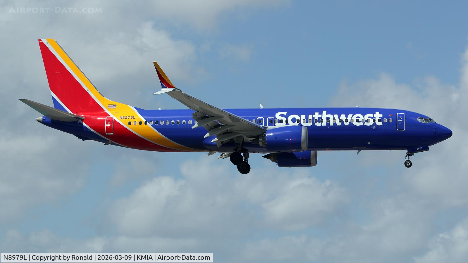 N8979L, 2025 Airbus 321-271NX (NEO), c/n 12489, at mia