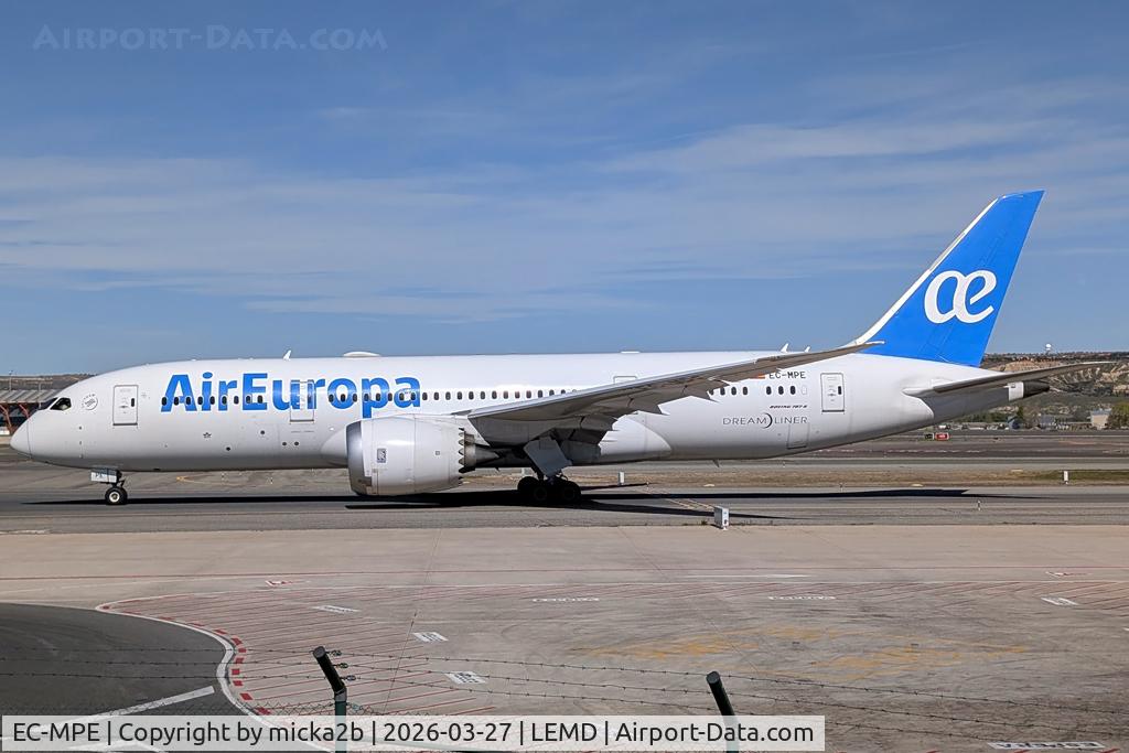 EC-MPE, 2017 Boeing 787-8 Dreamliner, c/n 36418 l/n 573, Taxiing