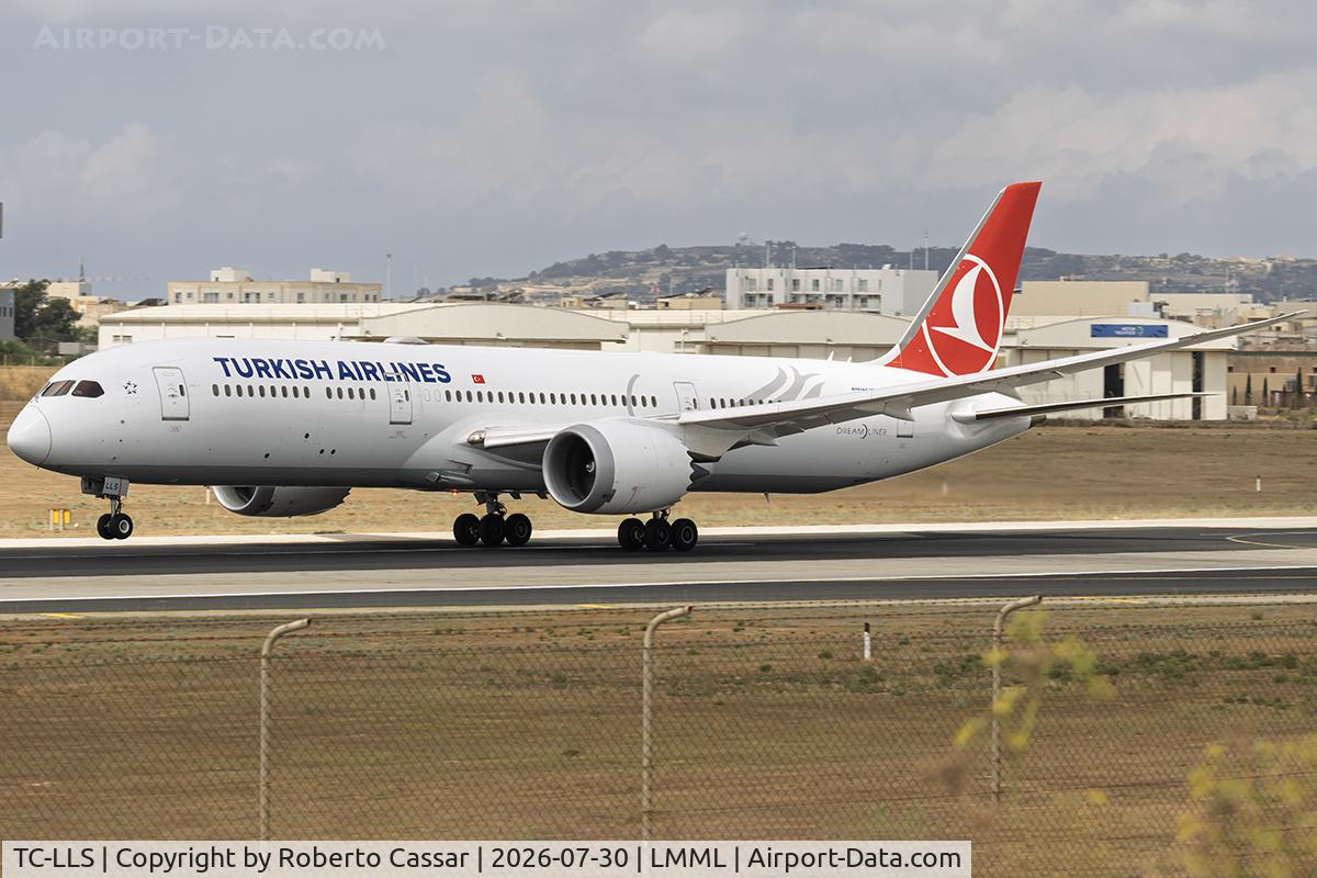 Aircraft TC-LLS, 2023 Boeing 787-9 Dreamliner Dreamliner, c/n 65818 l/n 1121, Runway 13, at LMML, photo by Roberto Cassar