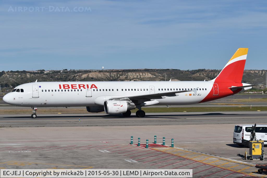 Aircraft EC-JEJ, 2005 Airbus A321-211, c/n 2381, Taxiing, at LEMD, photo by micka2b
