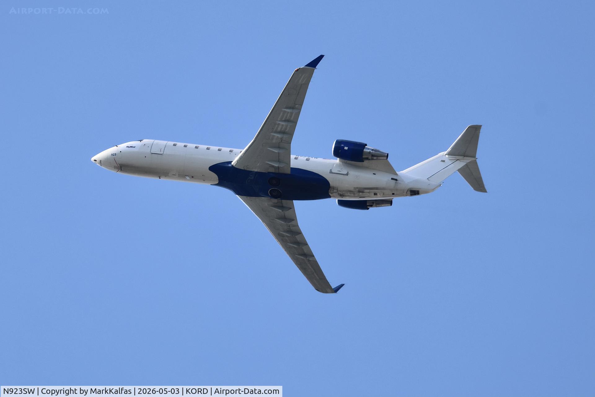 Aircraft N923SW, 2002 Bombardier CRJ-200LR (CL-600-2B19), c/n 7664, CRJ2 SkyWest / United Express Bombardier CRJ-200LR N923SW departing 28R KORD, at KORD, photo by MarkKalfas